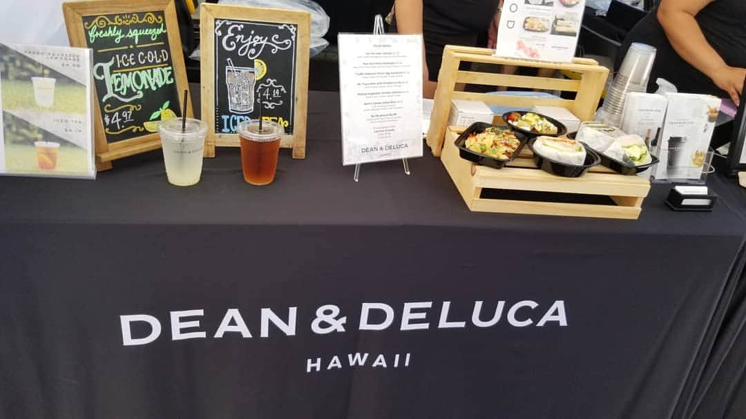 瀬川慶のインスタグラム：「Here we are! @deandelucahawaii @alohafarmlovers Quality meal in reasonable price!  Love the energy! Make sure to bring sunscreen!  やっぱりココは人気だった🤙 最高の味をリーズナブルに提供してくれる優しさが嬉しい。 もちろんあのバッグもアリ🛍️ 早朝に並ばないでもゲットできちゃうよ～（今のところは！）日焼け止め、真剣に付けていきましょう🌞  @youtube アロハスタイル,チェケラ,プリーズ！　https://youtu.be/nrTVzlSO-2A  #hawaii #aloha #keisegawa #farmloversmarket  #deandelucahawaii #kakaakofarmersmarket #wardvillage #deandelucabag　 #瀬川慶 #ハワイ　#アロハ　#カカアコファーマーズマーケット　#ディーンアンドデルーカ #ワードビレッジ　#ユーチューブ　#アロハスタイル　#アフイホー復活　#チャンネル登録お願いします　#日焼け止めマスト」