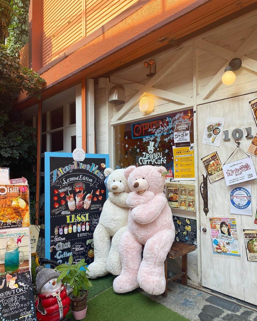 KATOCHIAYAさんのインスタグラム写真 - (KATOCHIAYAInstagram)「. 中崎町のとっても映えるカレー屋さん @zipangu_curry_cafe 様に行ってきました〜🍛💘 . とはいえおやつタイムにお邪魔したので私はチャイを飲んだんだけれど😅笑 見た目が可愛いしボリュームがあって美味しかったです💞 . @zipangu_curry_cafe 様でお使い頂ける商品券（1000円分）も発売されています💴（6枚目参照） お店のシンボルのクマちゃんの柄が可愛い🧸😂💕 友達へのギフトにもおすすめです♡ . お店の外観が可愛くて前から気になっていたけれど、内装も可愛いくて美味しかったので大当たりでした🎯 また行こうと思います😊✨ . 可愛いばっかり言ってるな...🤔笑 . #zipangucurrycafe#タピオカフラミンゴ#タピオカかき氷 #カレー屋さん #中崎町カフェ #梅田カフェ #大阪カフェ」8月6日 17時25分 - ebimi_benizy