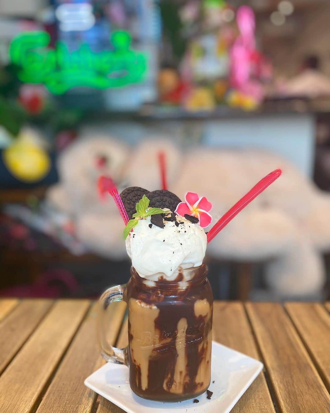 KATOCHIAYAさんのインスタグラム写真 - (KATOCHIAYAInstagram)「. 中崎町のとっても映えるカレー屋さん @zipangu_curry_cafe 様に行ってきました〜🍛💘 . とはいえおやつタイムにお邪魔したので私はチャイを飲んだんだけれど😅笑 見た目が可愛いしボリュームがあって美味しかったです💞 . @zipangu_curry_cafe 様でお使い頂ける商品券（1000円分）も発売されています💴（6枚目参照） お店のシンボルのクマちゃんの柄が可愛い🧸😂💕 友達へのギフトにもおすすめです♡ . お店の外観が可愛くて前から気になっていたけれど、内装も可愛いくて美味しかったので大当たりでした🎯 また行こうと思います😊✨ . 可愛いばっかり言ってるな...🤔笑 . #zipangucurrycafe#タピオカフラミンゴ#タピオカかき氷 #カレー屋さん #中崎町カフェ #梅田カフェ #大阪カフェ」8月6日 17時25分 - ebimi_benizy