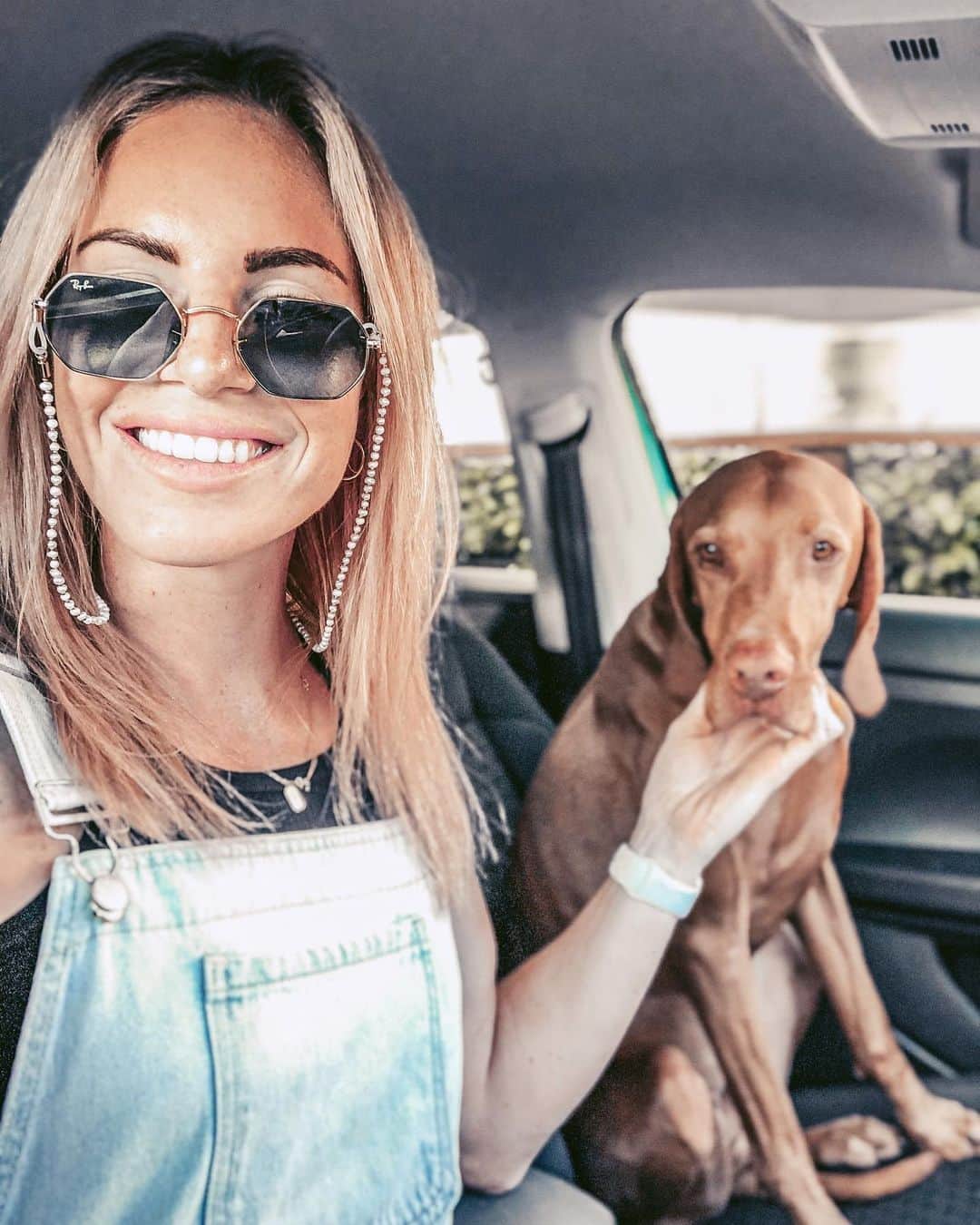 エミリー・シーボームのインスタグラム：「I’d be ruff without you.  #maximus #hungrianvizsla #rayban #goldcoast #rideordie #dog」