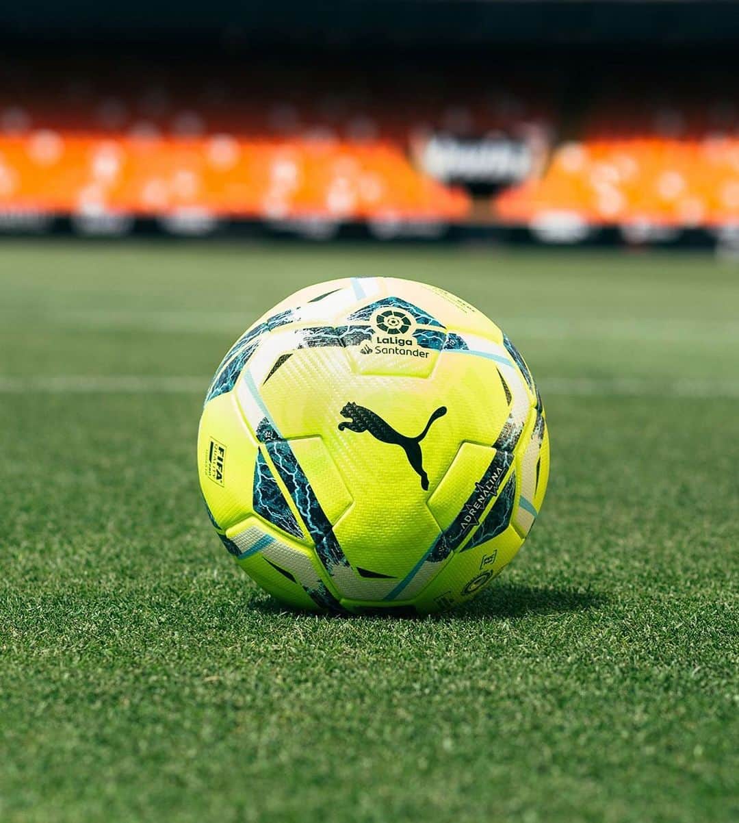 LFPさんのインスタグラム写真 - (LFPInstagram)「⚽😍 Adrenalina & Accelerate are here! 😍⚽  These are the new #LaLigaSantander and #LaLigaSmartBank balls for the 2020/21 season.  Which one is your favourite? • ⚽😍 ¡Ya están aquí Adrenalina y Accelerate! 😍⚽   Estos son los nuevos balones de #LaLigaSantander y #LaLigaSmartBank para la temporada 2020/21.   ¿Cuál es tu favorito? • #ElCorazónDeLaLiga #TheHeartOfLaLiga」8月6日 17時28分 - laliga