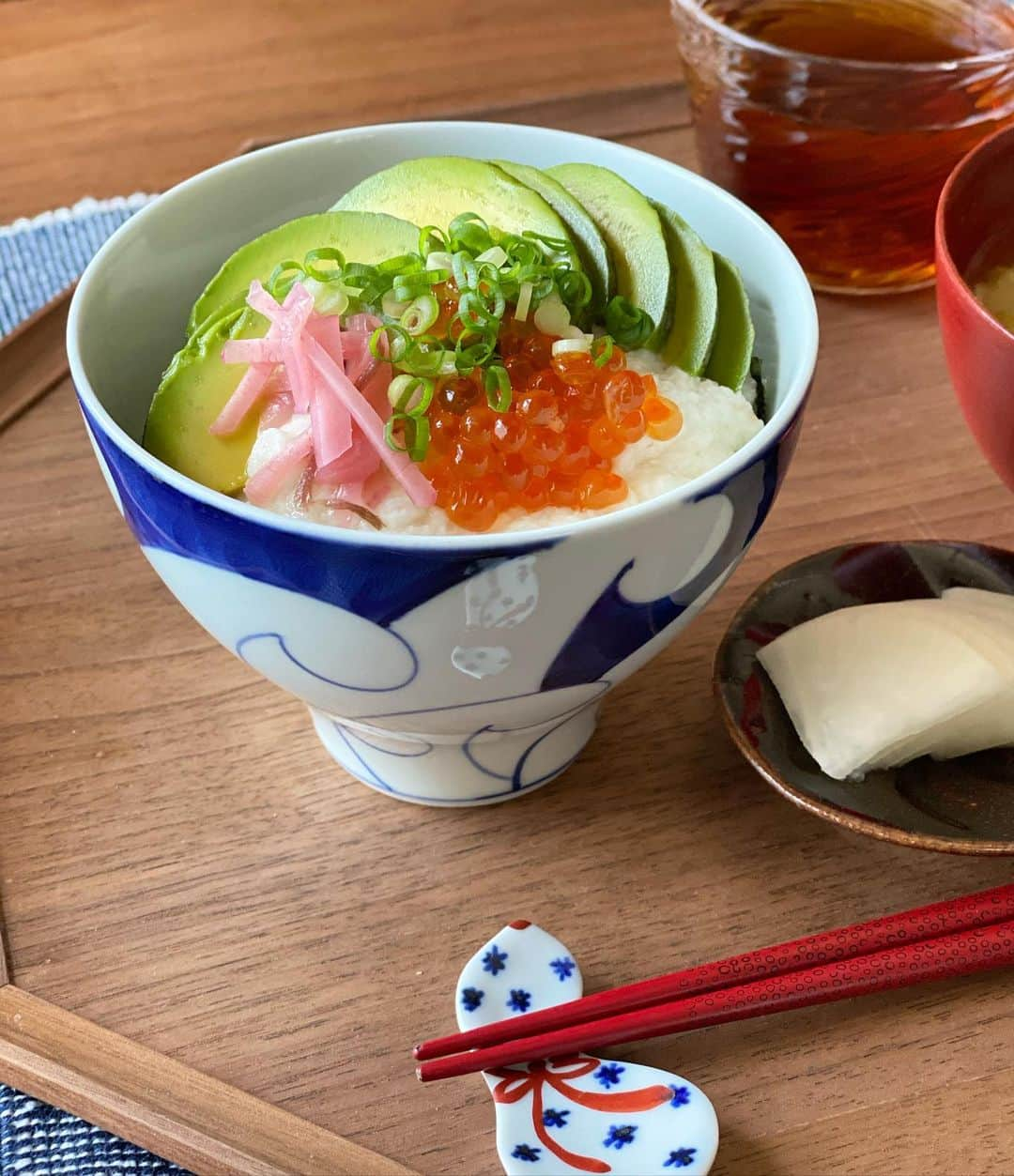 kokochiyoiさんのインスタグラム写真 - (kokochiyoiInstagram)「2020/08/06 木曜日の#お昼ごはん。 最近バタバタと忙しくしていたので、 なんだか#お味噌汁 でも飲んで ほわ〜(←??)としたくなり、 キャベツのお味噌汁を つくりました😊 F&Fで買ったキャベツ、 シャキシャキ甘くて#おいしい。 ごはんにはきざみ海苔を敷いて、 擦った大和芋、アボカド、 #塩いくら、#紅ショウガ。 大根の#ぬか漬け に、 息子が好きな#木村屋 の#切りあん。 #黒酢 炭酸水。 はああ〜 しみじみおいしいなあ〜☺️」8月6日 17時30分 - kokochiyoi