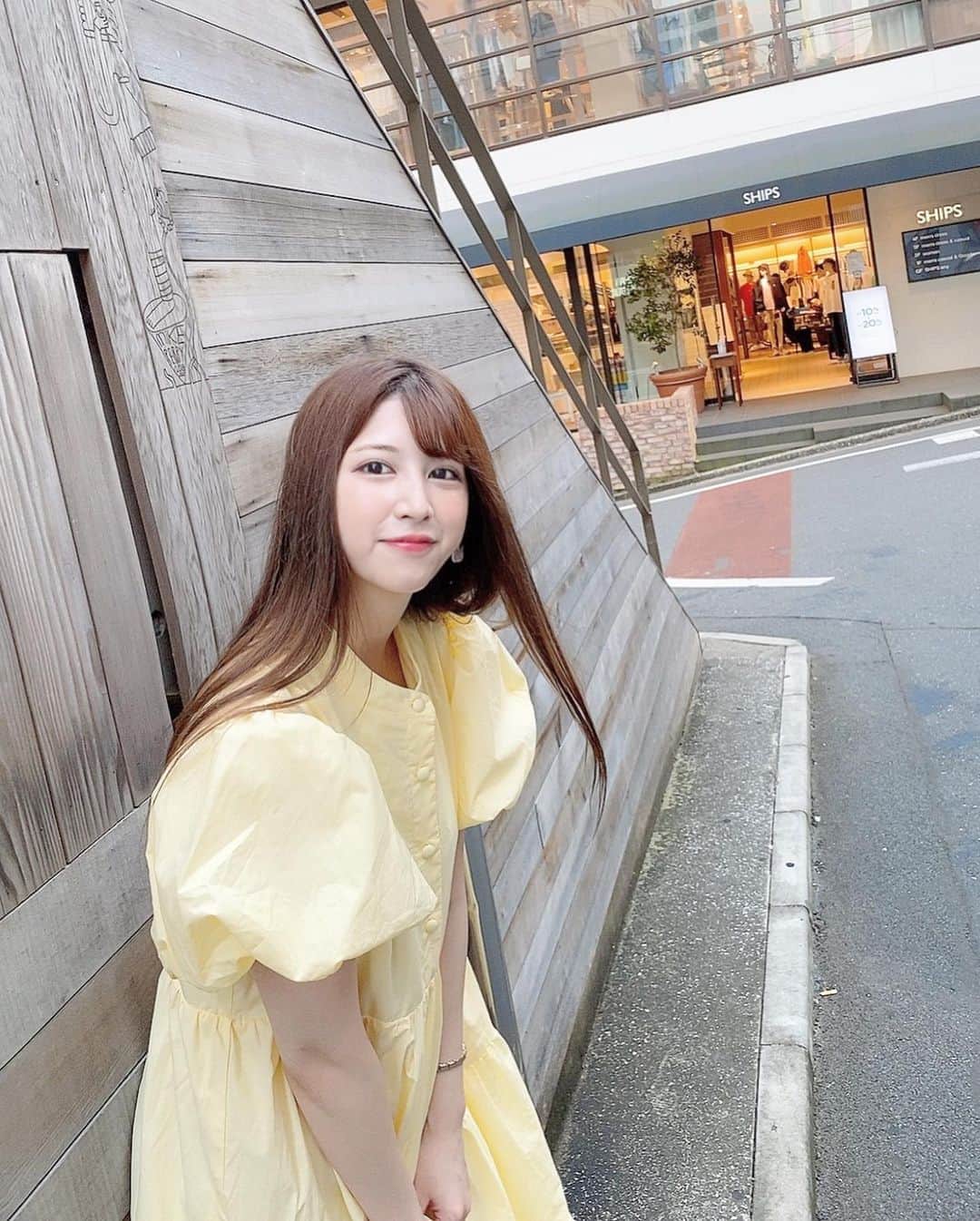 松本鈴香さんのインスタグラム写真 - (松本鈴香Instagram)「ママに昔からきいろが似合うって言われてて﻿ なんかきいろのお洋服見つけると買っちゃう💛﻿ ﻿ みんなに小さく見えないって言われるけど﻿ 153cmくらいです‪‪‪‪❤︎‬‪﻿ ﻿ #りりぴ服 #低身長コーデ」8月6日 17時30分 - riri_nanatsumori
