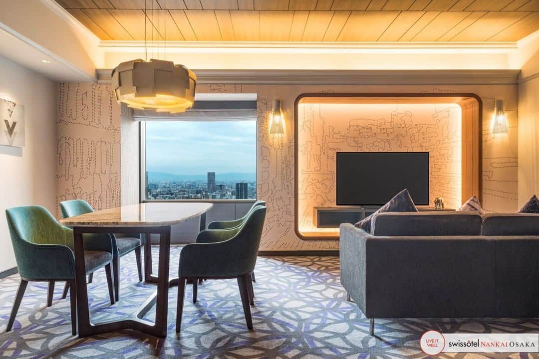 のインスタグラム：「広いお部屋で大好きな人たちと一緒にくつろぐひと時。ゆったりとした＃洗練された時をお過ごしください。#洗練された時   More space means more room for loved ones. Make the best moments with those who mean the most to you. #LiveItWellOsaka」