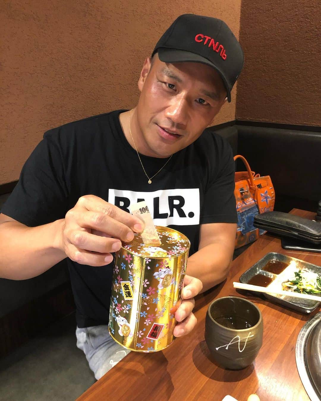 大西宏明さんのインスタグラム写真 - (大西宏明Instagram)「「笑ぎゅう」本日より時短営業要請に従い❗️ 今月20日まで11:30〜20:00時までぶっとおしでの営業となってます✨✨  gouto-トラブルキャンペーンは引き続き行っております‼️ 強盗＆コロナのバカヤローで貯金箱？ 「募金箱」を設置(たまにお席まで持っていきます)してますので😂😂  その時は宜しくお願い致します🥺 今また流行りの目指せ倍返しだっ‼️ 狙ってます120万っ🤪  色々とご不便をおかけしますが何卒宜しくお願い致します🤲  #時短営業 #ランチ営業 #復活 #昼飲み #昼焼肉 #お盆は #昼からビール最高  #夏はビールと焼肉 #強盗トラブルキャンペーン #実施中 #募金箱設置  #決めてた #お一人目 #さすがの男気　♡ #いつも有難うございます #smile #ほなっ！！」8月6日 17時36分 - ohnishi_hiroaki_0428