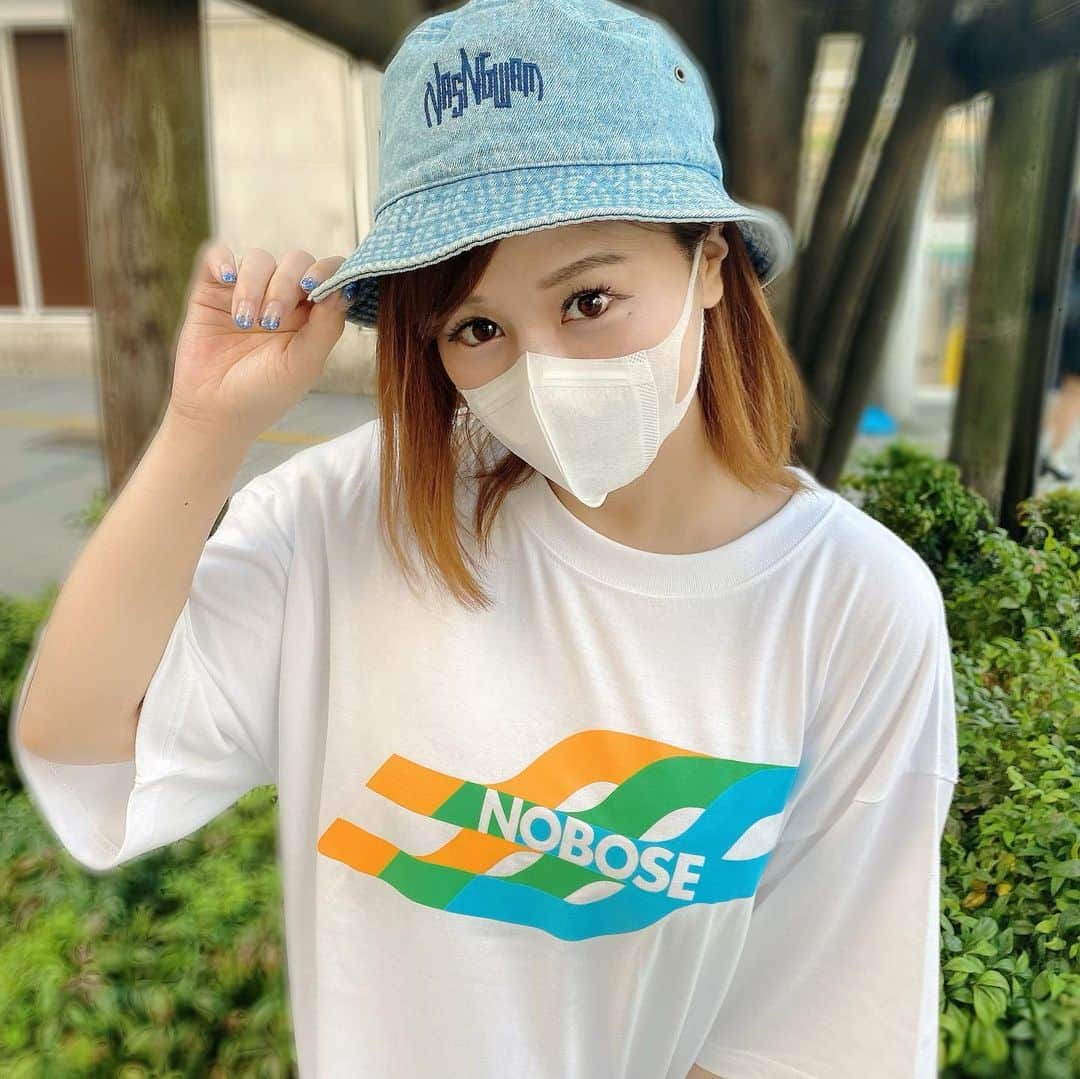 のインスタグラム：「🍃🌿🌱🌳 . やすたけさん @yasutagram0316 との インライコラボをきっかけに @warunorirei さんが #NOBOSE Tシャツをくださりました🧑🏻‍🏭🌈 ありがとうございます！！！ XXL1枚でオーバーに着てます💗」