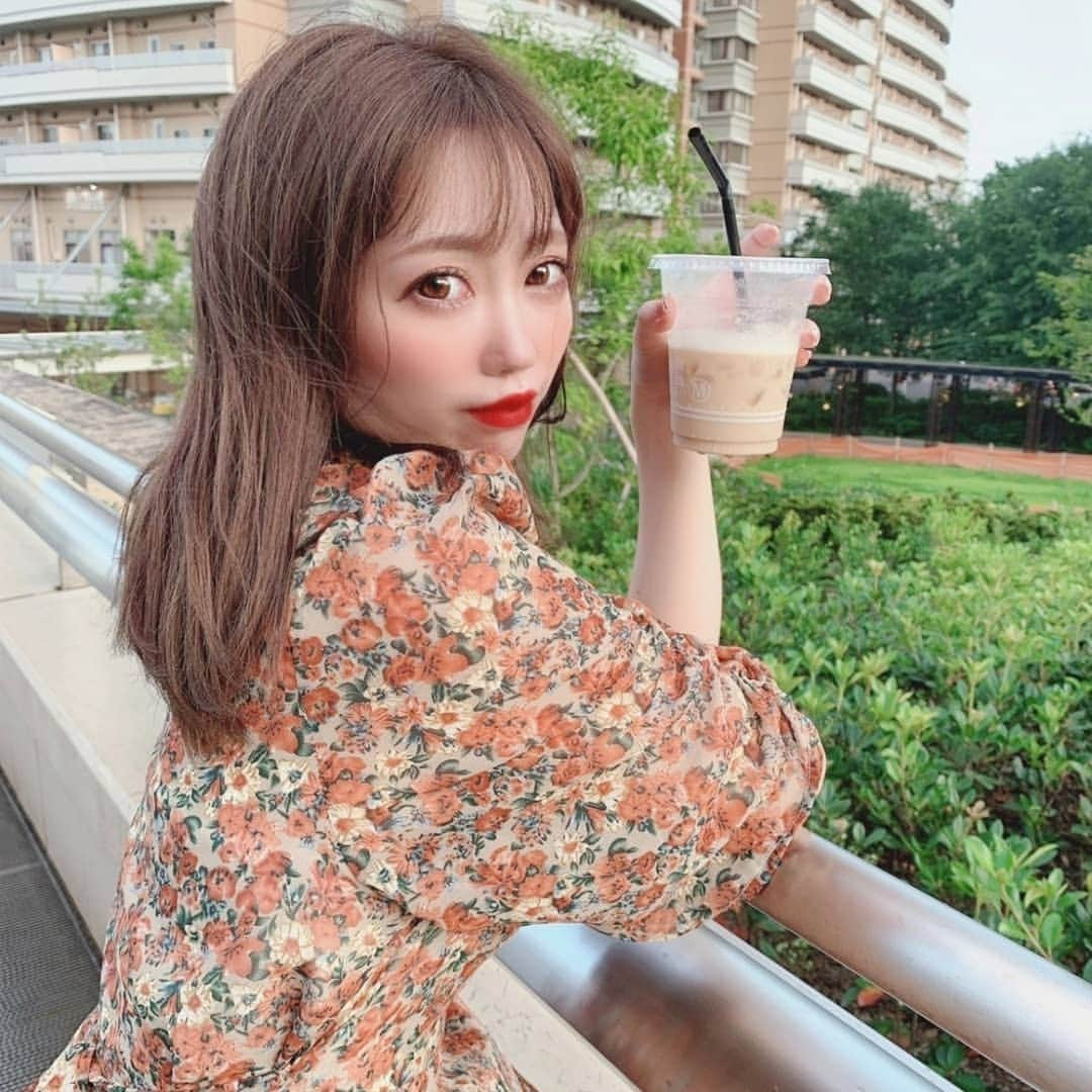 西内みなみさんのインスタグラム写真 - (西内みなみInstagram)「やっぱり夏はアイスカフェラテ🥤♡ . 最近ダイエットしてて、 我慢してたけど我慢のしすぎも ストレス溜まるし良くないなと思って 好きな物は適度に摂取することにした🤤 イライラもしちゃうしね、、 . 足もだいぶスッキリしました🦶✨ この花柄のワンピースは @retro_n_official のだよ🥰❤ 引き続きダイエットトレーニング 頑張ろっと🤜⋆͛🤛 目指せ田中みな実ボディー！笑 #アイスカフェラテ #みなみコーデ」8月6日 17時49分 - miiiiiiu3u6