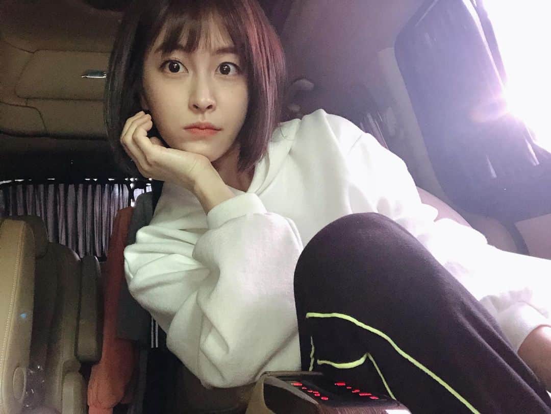 パク・ミンジのインスタグラム：「차가 징그럽게도 막히는 날! 😵 촬영! KBS #기막힌유산」