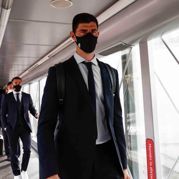 ティボ・クルトゥワのインスタグラム：「✈️ Manchester!! #HalaMadrid」