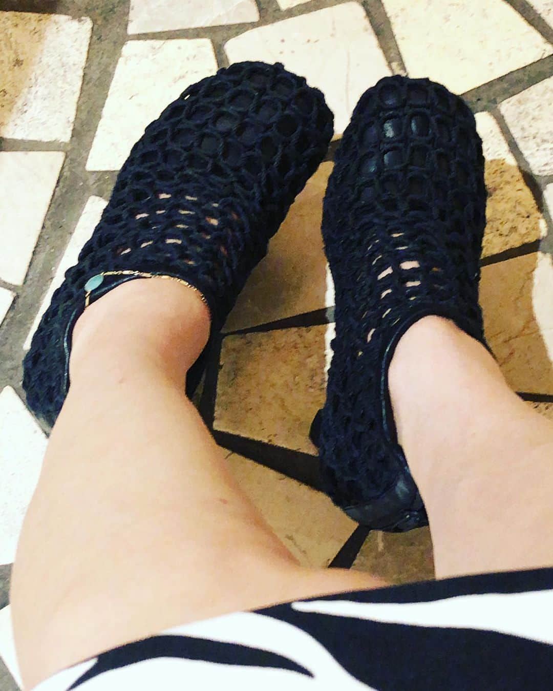 阿部洋子さんのインスタグラム写真 - (阿部洋子Instagram)「そんな今日は、 久々にヒールです。  この靴は、高さあるけど 歩きやすい。 甲が薄くて平たくて、 足先が前に出ちゃうあたすの足でも、 がっちりホールドしてくれる、 先端の幅広め。  網目も美しい。  何年も履きたい靴です。  #shoes #shoestagram #shoeslover #shoesoftheday #shoesaddict #sotd #ootd  #今日の靴」8月6日 17時49分 - hirocoring