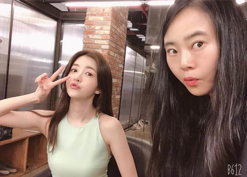 チョン・インソンのインスタグラム：「벌써 1년 전이라니-🧚🏻‍♀️ . 이제 슬슬 또 달려볼까요 우리 @stylist_ysm 💕」