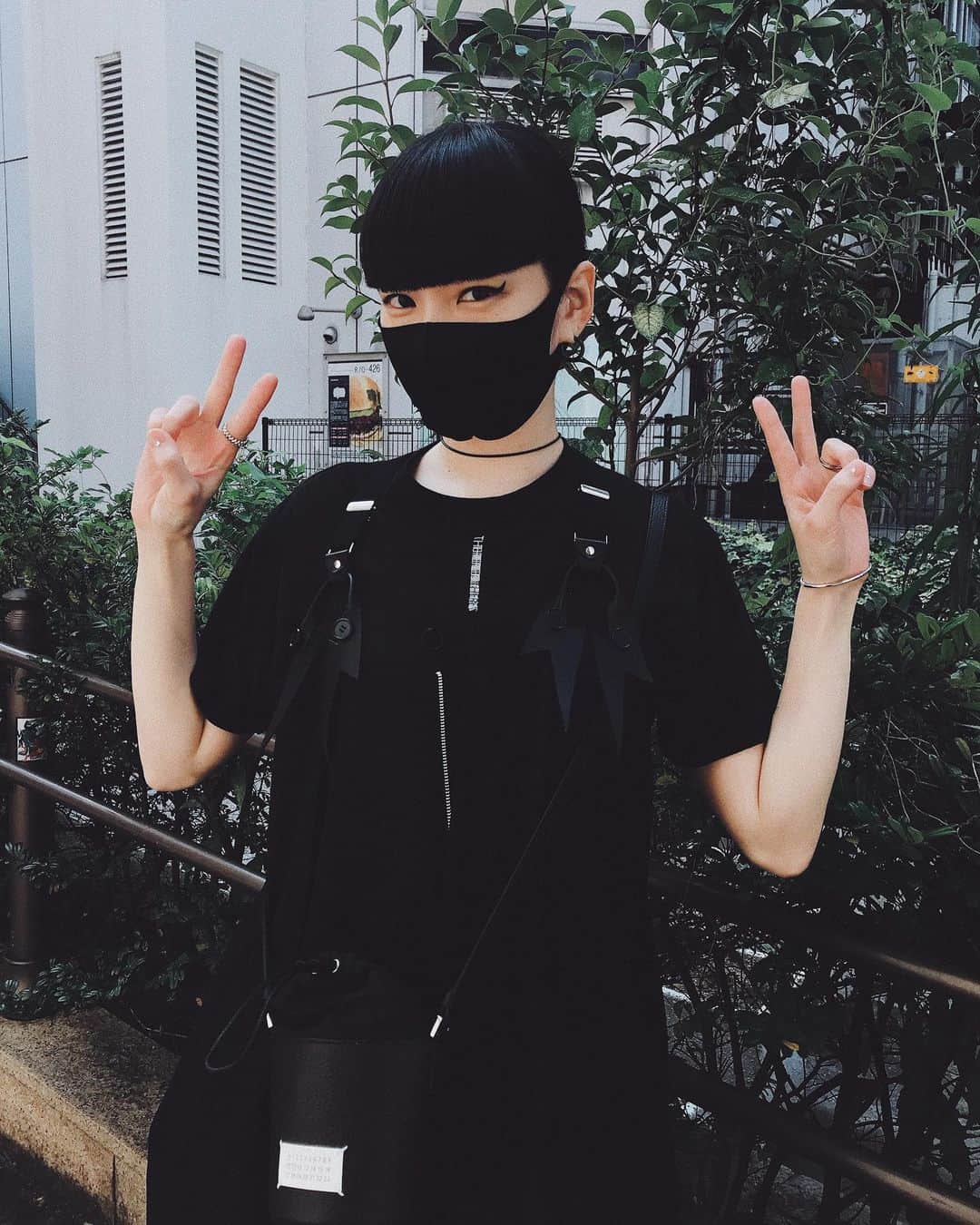 板橋よしえのインスタグラム：「. 先日 @akimoto_kozue ちゃんと撮影の打ち合わせをしました♥ わくわく♥ それにしても、梢ちゃん、黒マスク似合いすぎ！」