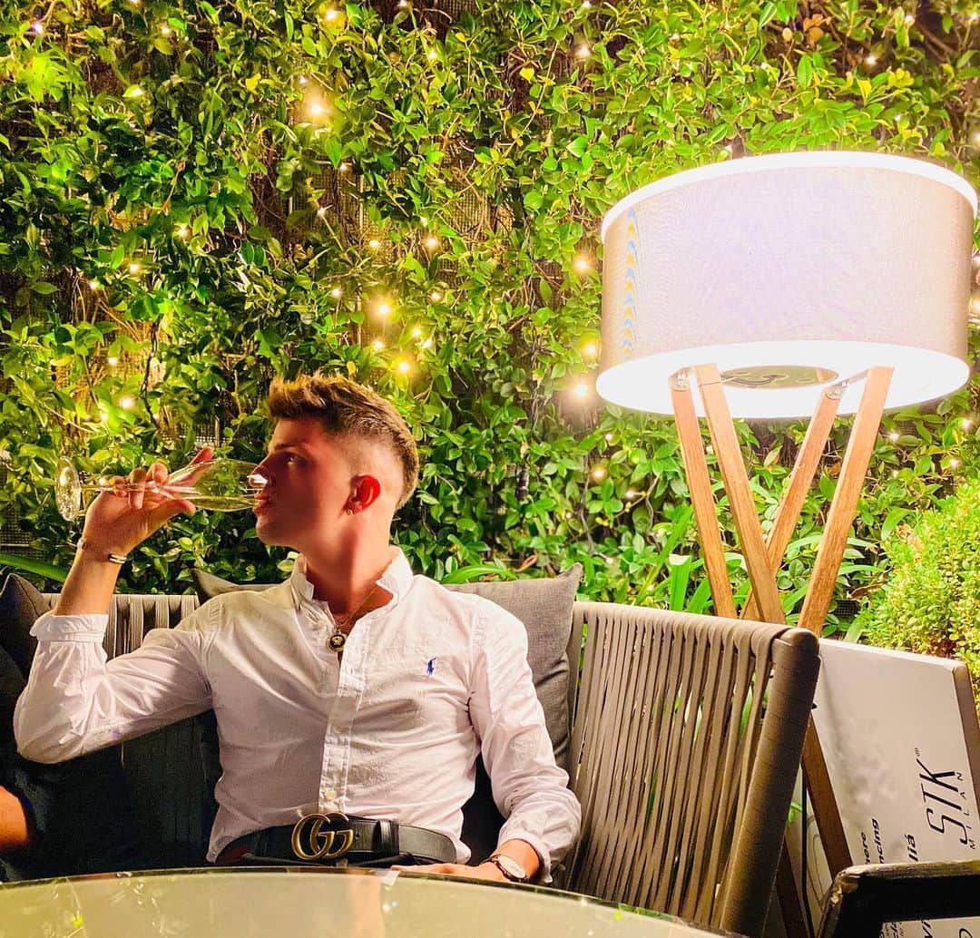 ピエトロ・ペッレグリのインスタグラム：「Baby non mi guardare così perché tu sei tale e quale .... 🤷🏼‍♂️😇 * • ^ #milano #italia #life #lifestyle #boy #place #mood #happy #night #love #photography #photooftheday #photo #instalike #instaphoto #instagood #instagram #amazing #beautiful #elegance #outfitoftheday #outfit #blogger 🔥♐️」