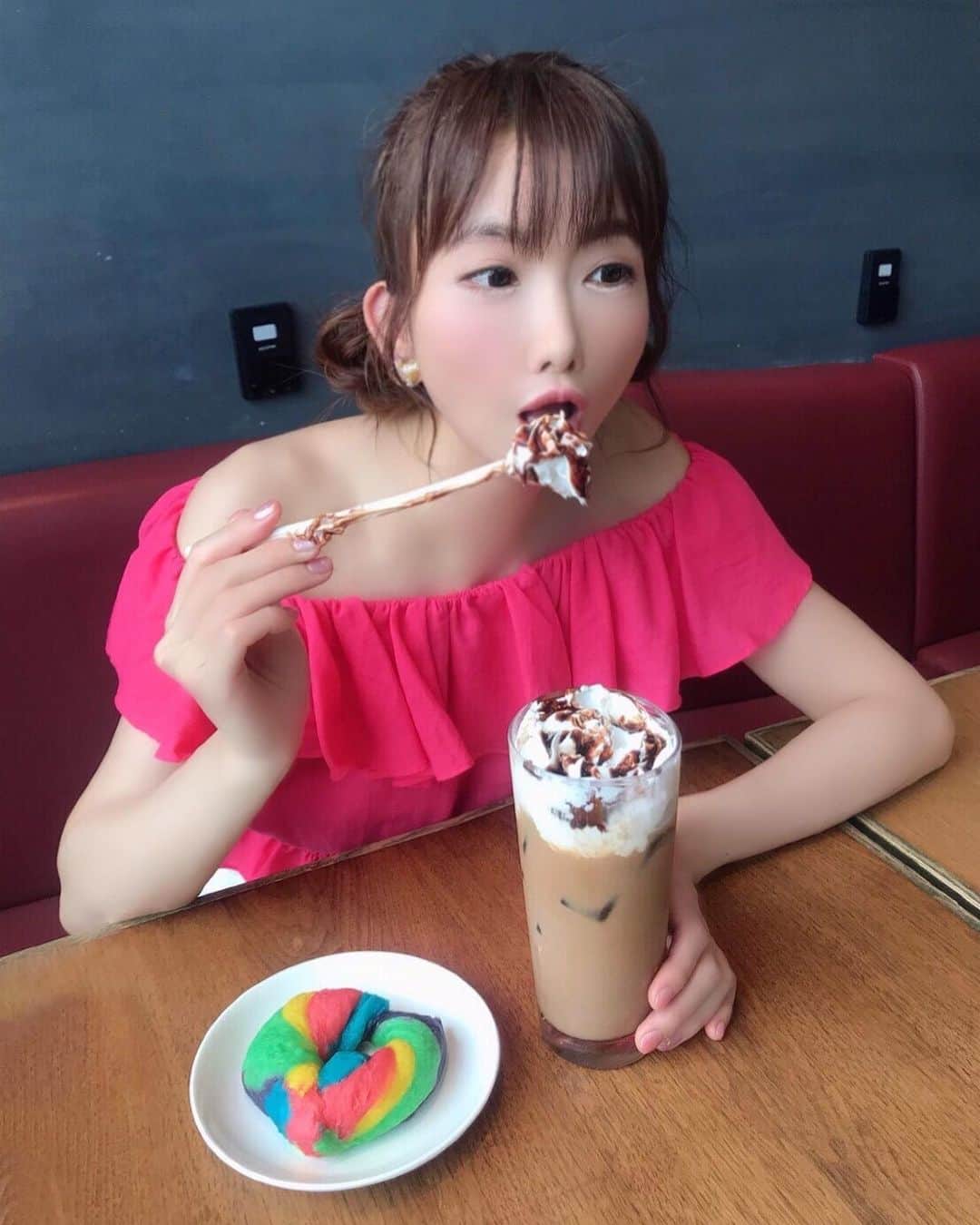 のインスタグラム：「オフショット💞  レインボーベーグル💙💚🥯❤️ & ホイップクリームたっぷりのアイスカフェモカ💖  😘  #japan #japanesegirl #写真集 #オフショット #sakachikumi #坂地久美」