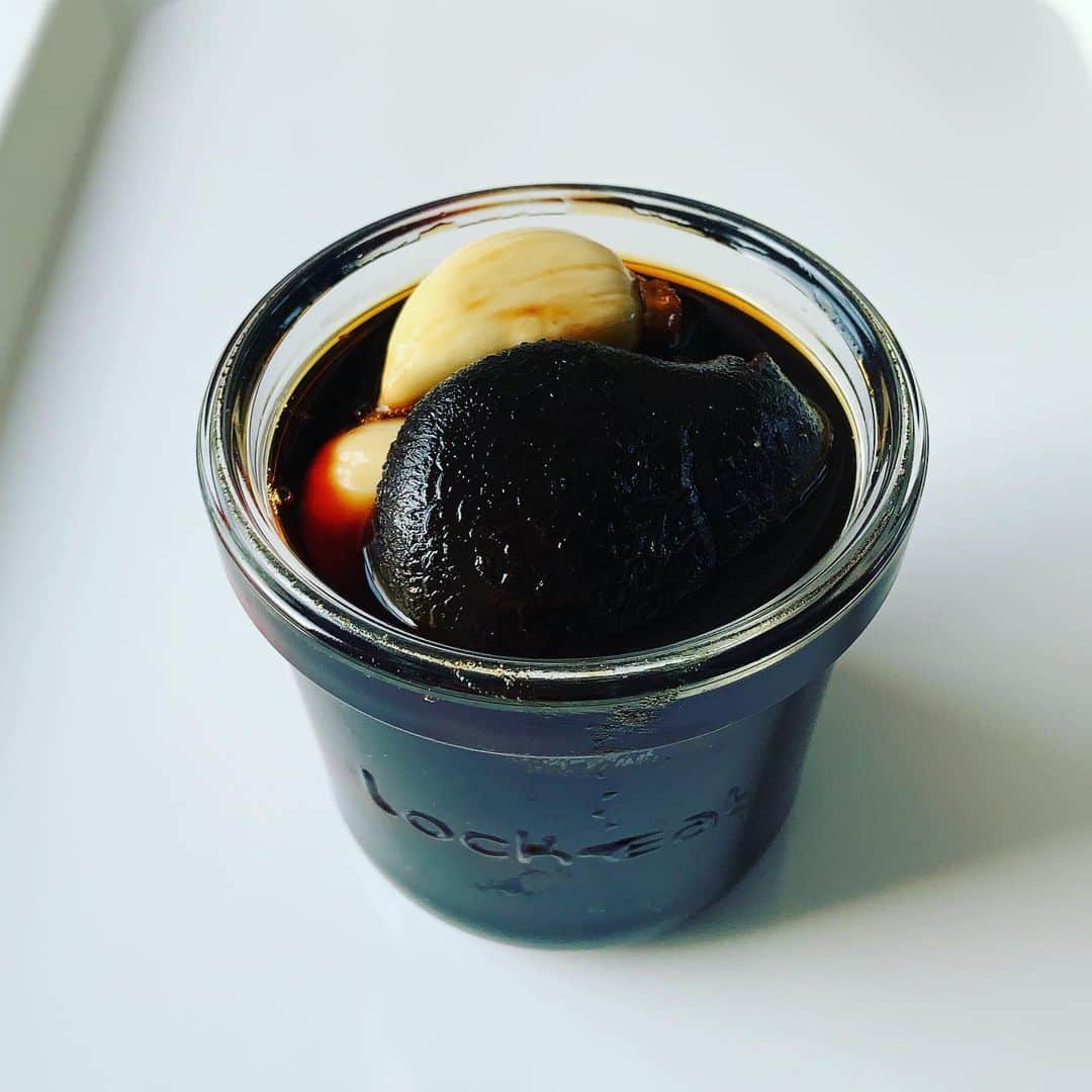 のインスタグラム：「醤油にニンニクと干し椎茸を漬けて5日目。いい感じに旨みが出てきたニンニク醤油。オイスターバー、ヴィノーブルで教えてもらったレシピで。干し椎茸のおかげでグッと味わい深くなる。ステーキと一緒に今夜楽しむ予定。  #ニンニク醤油漬け  #ニンニク醤油 #常備調味料 #台所仕事」