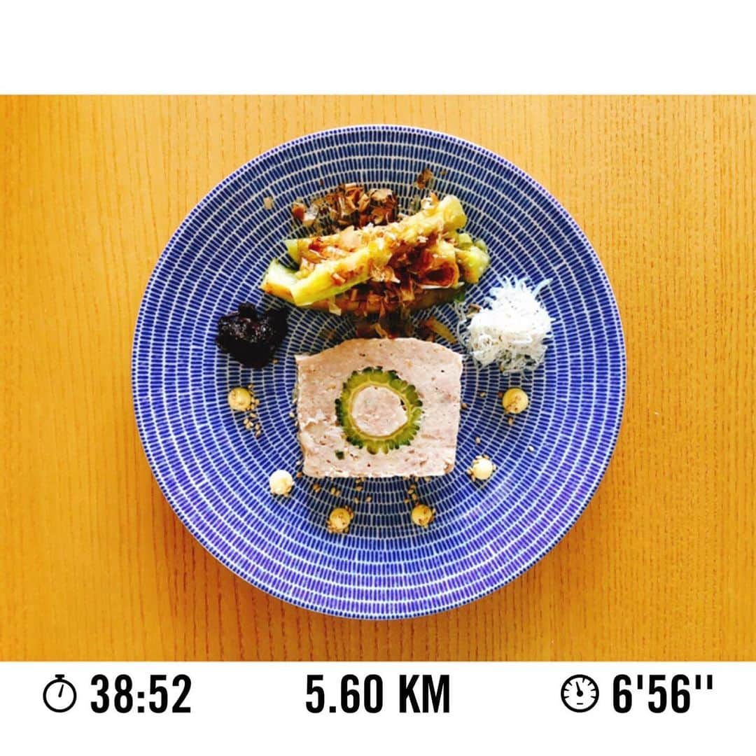 遠藤朋美さんのインスタグラム写真 - (遠藤朋美Instagram)「食べ物で遊んじゃいけませんのレベルって、どこからでしょうか。 ・ ドディです、こんにちは。 ・ なんやかんや言って和食が染みついているドディさんは、 和食とフレンチの融合レシピを開発中です。 ・ そんなこんなで、今回のテリーヌは、 ゴーヤ埋め込み×きのこ×牛肉×豚肉です。 ・ これを思いついた日のドディさんの体調は、 すこぶる△でしたが、 テンション上がって元気になりました。 そんなもんですね。 ・ ゴーヤの種を掘って 塩とお砂糖でもんで苦みを取ろうとし（が、取れませんでした。）、 レンジでチンしてゴーヤ内の水分を飛ばし、 ゴーヤの中にキノコと肉のまざりものを詰め込み テリーヌ型に肉と一緒に埋め込む。 ・ ゴーヤ、切ったときの断面で、 どこに来るかな～おしゃれに右下に来てほしいな。と思いながら埋め込みましたが、 切ってみたら真ん中にきていたので驚きました。 ・ ・・・・・か・・・・・かわいい～～～～～と。（写真２枚目です） ・ いざ、実食。 ・ キノコの刻んだものが入ったテリーヌは、 旨味がちょっと出て、おいしいです。 が・・・ゴーヤに差し掛かると、苦みが、全然消えていない。 ・ 私と夫は苦みは結構好きなので、 ありと言えば有りなのですが、 これは・・・ 好き嫌い分かれる味。 ・ 大葉で挟んで甘みそだれでちょっと煮て つくねっぽくしようとしても、 苦みが消えない。 ・ 大葉がおいしい。しそ？ 違いがイマイチ分かりません。 大葉って甘タレと合わせるとこんなにおいしかったのかと驚きつつも、 ゴーヤの苦みは消えず。 ・ テリーヌ自体好き嫌い分かれる食べ物なのに、 さらにゴーヤの苦みも入り、 さらに好き嫌い分かれてしまう。 まさに一般受けはしない味となりました。 ・ ゴーヤをスライスしてお肉に練りこめば苦みは減らせるかもしれませんが、 そうするとこのかわいいらしい断面が表現できず。 改良の余地は、あるのでしょうか？？ ・ 付け合わせに焼きナス等々。 焼きナス、好きです。 とろっと感と、焼きナス独特の香ばしい香りと、 しょうがとお醤油かけて食べるのが、私の毎年の夏の楽しみの一つです。 ・ ・ ・  #ドディ #世界を走れドディ #ランニング女子 #ランスタグラマー #running #Marathon #Laufen  #달리기 #마라톤 #跑步 #马拉松 #走ること  #テリーヌ #テリーナー #おうちフレンチ」8月6日 18時00分 - aristocatsthe817