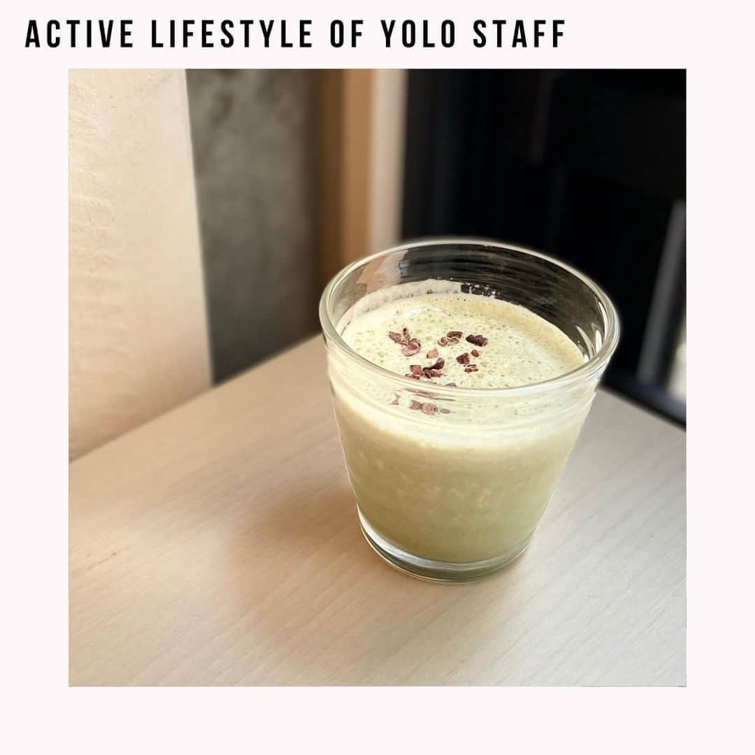 のインスタグラム：「. こんばんは、manaです🌟 本日は時間がない朝によく作っているスムージーのレシピをご紹介します💕  青汁バナナスムージー（１人前） ・牛乳 or 牛乳　150cc～200cc（好みの柔らかさに調整してください！） ・はちみつ　小さじ1 ・青汁粉末　小さじ1 ・バナナ　0.5〜1本（冷凍すればフラペチーノ気分！） ・カカオニブ　（トッピングとしてお好みで）  作り方は、上記の材料をミキサーに入れて混ぜるだけ👀 美容と健康に良いカカオニブと青汁が入っているので、大満足の1杯です🙆‍♀️  私が使用している青汁は、オーストラリア産ウィートグラスパウダー「SUKIRI」です✨ 美味しいうえに有機JAS認定オーガニックなのでお気に入り！」