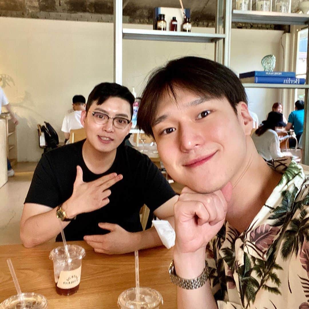 コ・ギョンピョのインスタグラム：「오랜만에 상훈이형이랑 커피🤩 항상 얻어먹어서 죄송할 따름😂🙏🏻 늘 고마워요 형.」