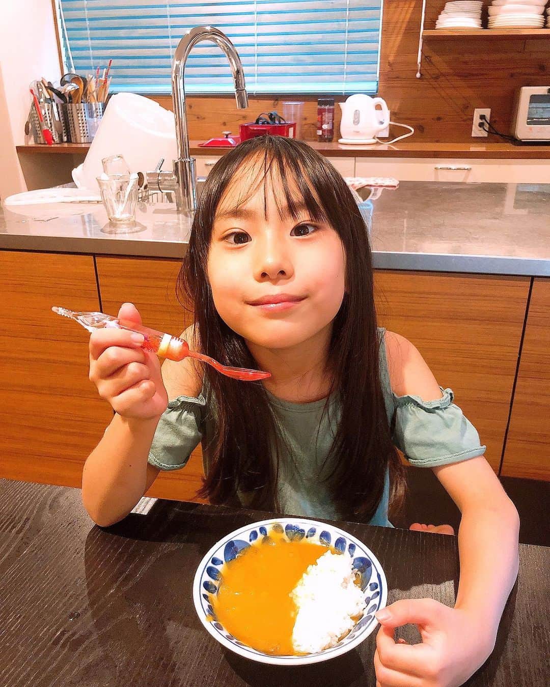みきママさんのインスタグラム写真 - (みきママInstagram)「【おやつはすみっこぐらしカレーです！！】. . .  プリキュアカレーみたいなものか。 .  . .  杏ちゃん「美味しすぎ！！」ってさ。その後にじゃがりこを食べました。 . . .  杏ちゃん「れんくんに1本残しておいたよ。」ってさ。 . . .  優しー。 . . . .  #みきママ #おやつ　#カレー　#じゃがりこ #優しい」8月6日 18時09分 - mikimama_official
