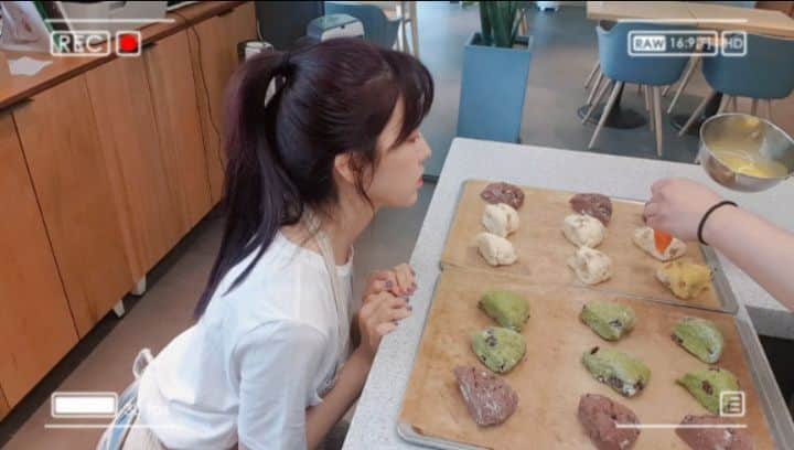 ユジョンのインスタグラム：「#스콘 #베이킹 👩‍🍳🍞🥐」
