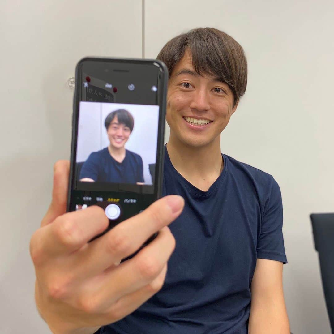 梅澤廉さんのインスタグラム写真 - (梅澤廉Instagram)「今日番組で教わったスマホカメラの使い方！﻿ オンエア後に滝と実践！﻿ ﻿ 撮影の仕方は﻿ ①カメラをポートレートモードにしてf値を1.4まで下げる﻿ ②画角の中のスマホ画面にピントを合わせて撮影！﻿ 簡単にオシャレ写真が撮れました😊✌️﻿ ﻿ 上記、滝さんのInstagramより拝借。笑﻿ ﻿ 良い感じに撮影できた滝さんバージョンもあります→(@taki_natsuki)」8月6日 18時11分 - umezawa_ren4