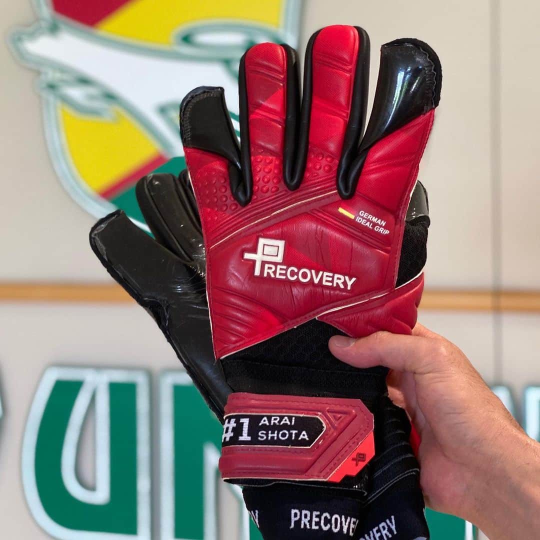 のインスタグラム：「PRECOVERY  新しくPRECOVERYさんのグローブを使わせていただけることになりました。 色も自分が大好きな赤に黒ラバーが大好きなので作っていただきました🧤  これからこのグローブと共に挑戦、成長していきます‼️  PRECOVERYさんこれからどうぞよろしくお願いします。  #プリカバリー #PRECOVERY  #新井章太 #jefunited」