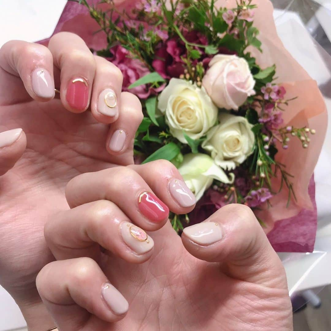 杉本早裕吏さんのインスタグラム写真 - (杉本早裕吏Instagram)「・ Favorite Nail 💅  指先まで美しく意識するためにネイルをしていますが、気分も上がります😊✌️ いつも季節に合った素敵なネイルをありがとうございます🌻 ・ ・ #ひまわりネイル #紫陽花ネイル #さくらネイル #バレンタインネイル #お花ネイル #雪の結晶ネイル」8月6日 18時13分 - sayuri0125sugimoto