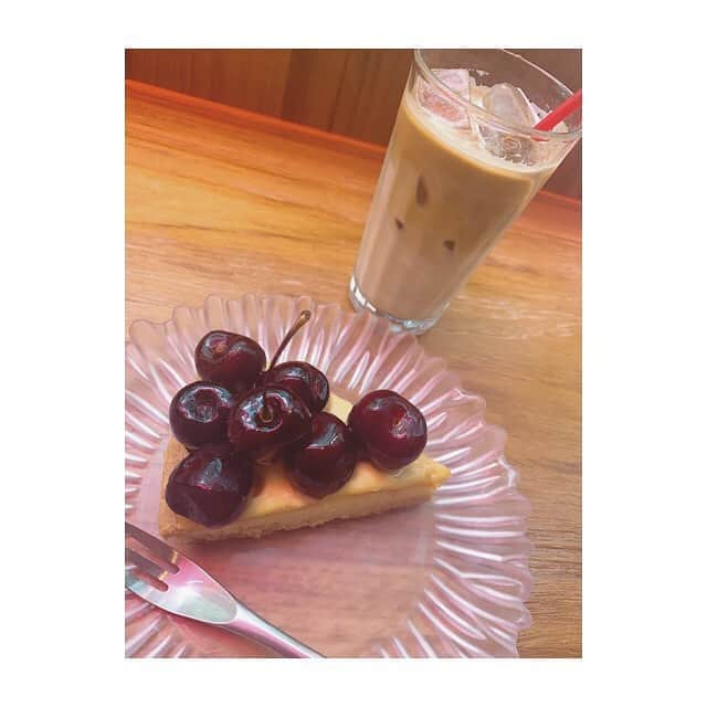 金澤朋子さんのインスタグラム写真 - (金澤朋子Instagram)「. . 最高のおやつ。 アメリカンチェリーのタルト🍒🥧 . #juicejuice #金澤朋子  #おやつ #アメリカンチェリー #タルト #贅沢」8月6日 18時24分 - tomoko_kanazawa.official