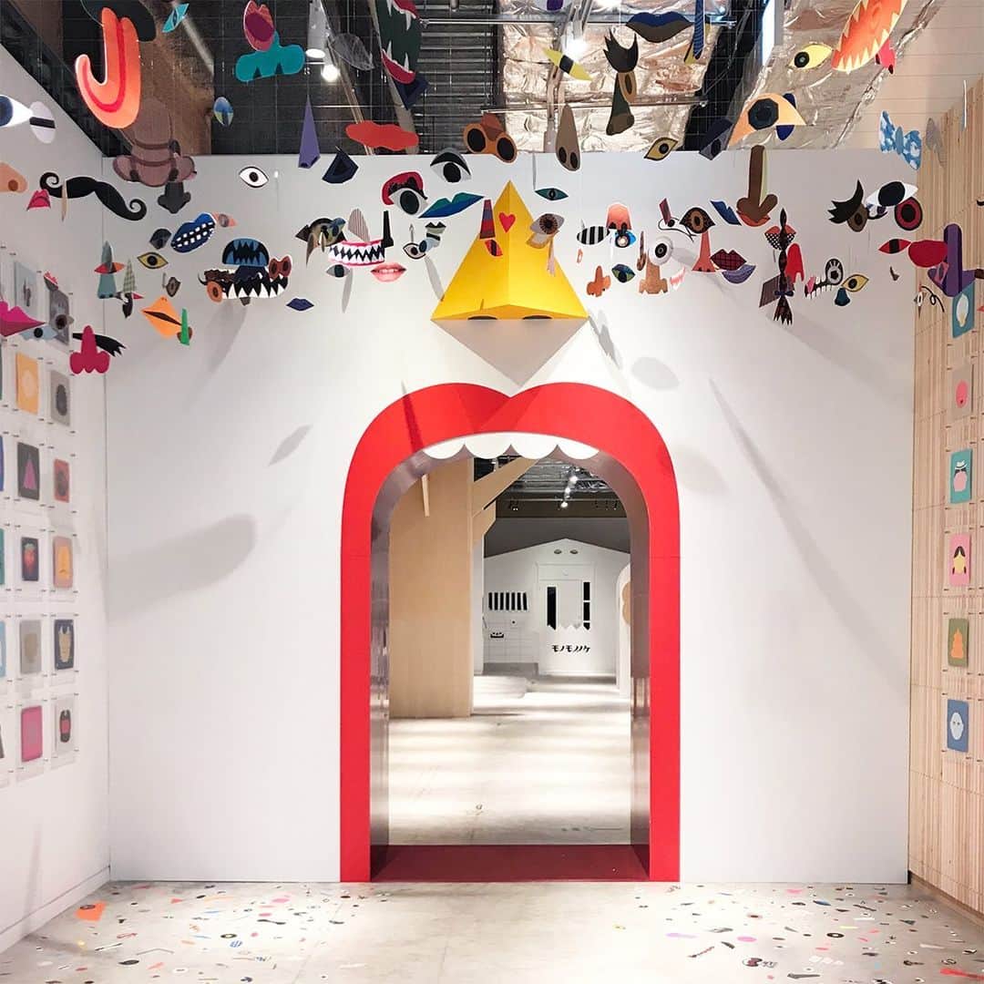 haconiwa / 箱庭のインスタグラム：「最近立川にオープンした美術館「PLAY! MUSEUM」に個人的に遊びに行ってきました！﻿ ﻿ 大人も子供も楽しめる仕掛けが満載で、全力で遊びたくなる作品ばかり。﻿ 現在開催中の企画展「tupera tuperaのかおてん.」は12月29日（火）まで、常設展「エリック・カール　遊ぶための本」は来年3月28日（日）までと会期も長めなので、是非チェックしてみてくださいね。﻿ ﻿ そんな「PLAY!」が発行する大判ビジュアルマガジン「PLAY! MAGAZINE」も魅力的です。こちらは記事にて詳しく紹介していますので、気になる方はhaconiwaサイト内「立川」で検索してみてください〜！﻿ ﻿ #PLAYMUSEUM #かおてん #エリックカール遊ぶための本 #PLAYMAGAZINE  #立川 #グリーンスプリングス ﻿」