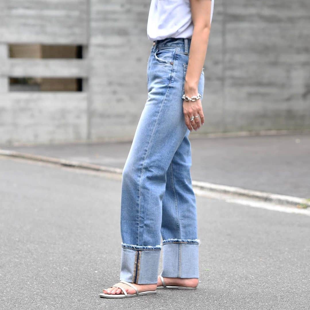 のインスタグラム：「.﻿ ﻿ MM72﻿ ¥19,000+tax﻿ ﻿ 股上が深めのハイライズストレートデニム。深めのロールアップではくだけでこなれ感の出るモデルです。﻿ ﻿ #redcarddeid#redcardtokyo#denim#jeans#intheknowgl#tkees#upperhights#レッドカードデニム#レッドカード#デニム#ジーンズ#デニムコーデ#Tシャツコーデ#カジュアルコーデ#ハイライズデニム#おしゃれデニム#トレンドコーデ」