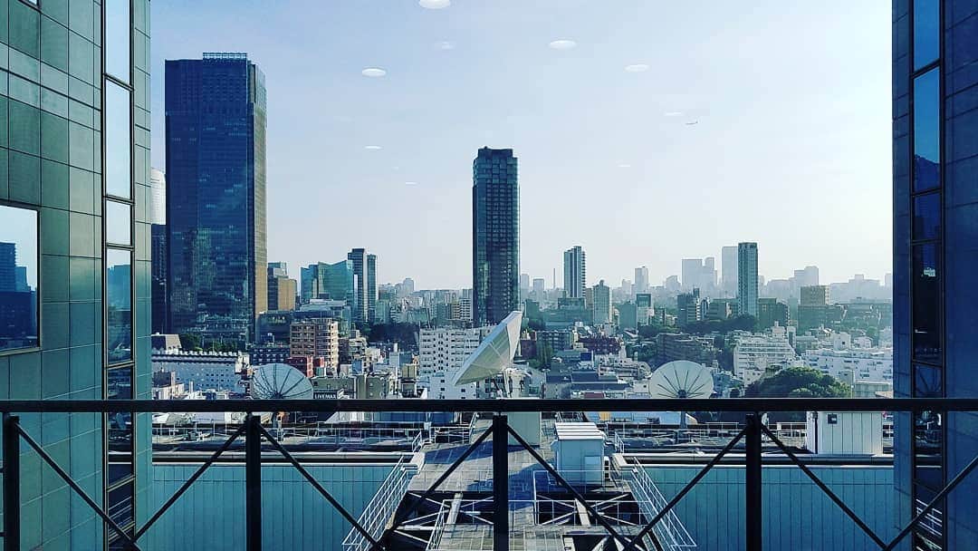 常世晶子さんのインスタグラム写真 - (常世晶子Instagram)「自然も好きだけれど、ビル群も好き。根が田舎者だからかな…🙄💦  #都会の風景 #tokyo」8月6日 18時25分 - tokoyo_shoko