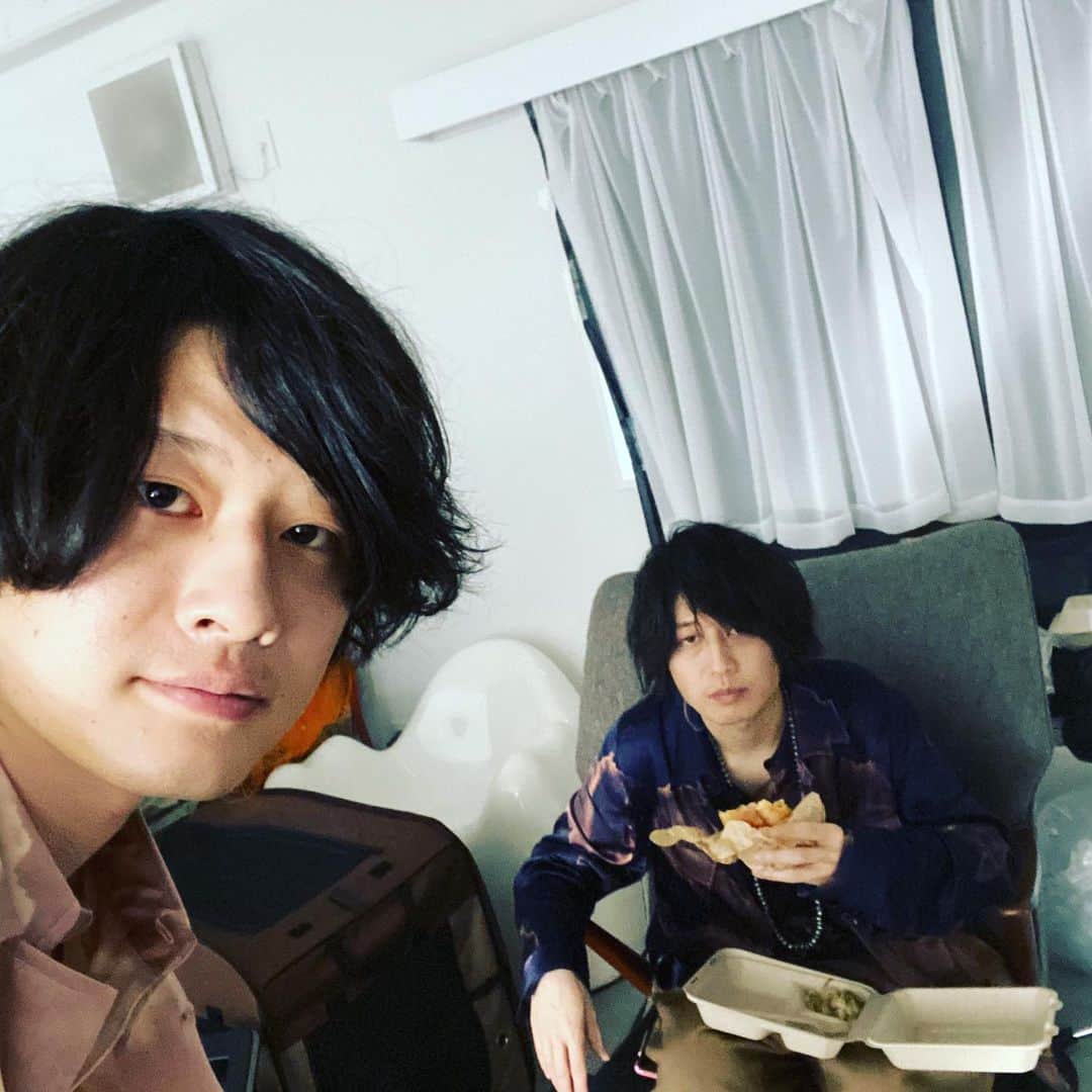 磯部寛之のインスタグラム：「Shooting stuff that will be announced soon. Thanks Masa for cooperating while eating! Hiro もうすぐお知らせできる何かの撮影中。まーくん食事中に協力ありがとう◎ ひろ #alexandros #shooting #fun #美味そう #な #もの #食べてる #ね #俺 #も #腹 #減って #きた」