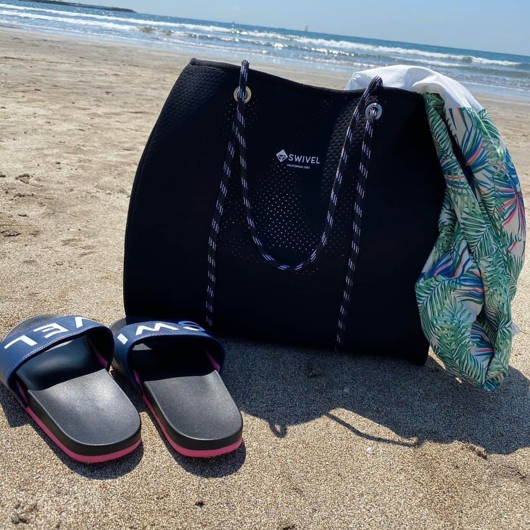Swivelのインスタグラム：「Recommend items🌈⁠ ⁠ ウェットスーツ素材を使用したバッグはおおきめサイズで沢山ものが入るので、とっても使いやすいです！⁠ ⁠ サンダルは履き心地抜群で、お出かけやジム・ヨガに行くときにピッタリ。⁠ ⁠ 冷房が効いている室内などでさっと羽織れるウィンドブレーカーは小さく収納できるので、１枚持っておくと便利です😊⁠ ⁠ -----------------------------------------⁠ Bag: Neoprene Tote Bag⁠ Color: Black / Gray⁠ ⁠ Sandal: Logo sandal⁠ Color: Black / Navy / Blue / Yellow / Pink⁠ ⁠ Jacket: Botanical Breaker⁠ Color: Black / White⁠ ⁠ ✔︎商品をタップして詳細をチェック！⁠ -----------------------------------------⁠ ⁠ #SWIVEL #スウィベル」
