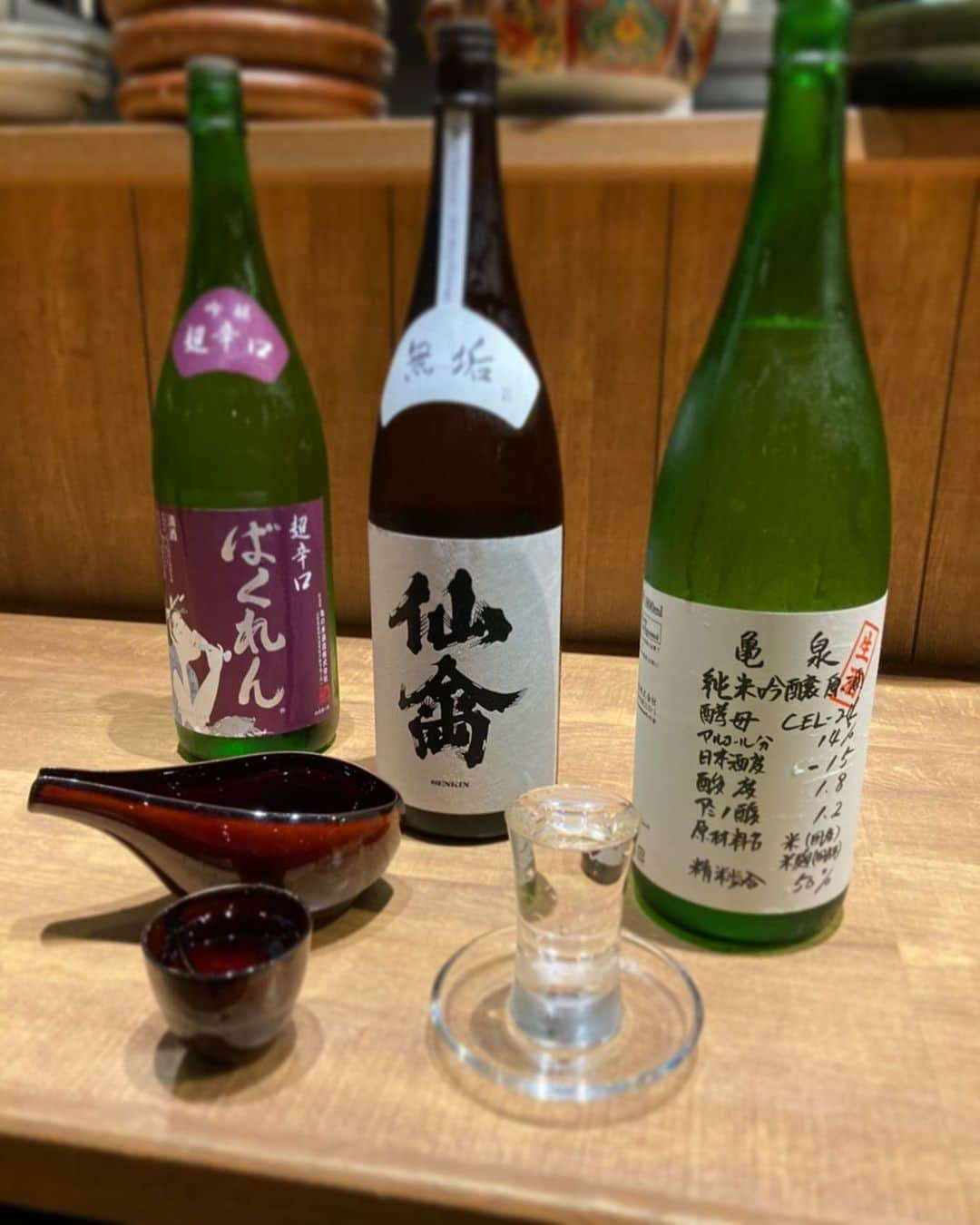 北堀江ほおずきさんのインスタグラム写真 - (北堀江ほおずきInstagram)「新しい日本酒を入荷してます！ 左から、ばくれん、仙禽、亀泉です3種類ともかなり味が違う日本酒なので飲み比べてみても面白いかもしれませんね☺️  スタッフのおススメは超辛口のばくれんとうつぼのタタキを一緒に…！辛口好きな方には是非飲んでいただきたいです（╹◡╹） 他にも名物藁焼きや、季節に合わせた様々な料理や、厳選ワイン、クラフトビールなどこだわった品揃えでお待ちしております😊 皆様のご来店をスタッフ一同心よりお待ちしております！  #北堀江ほおずき #堀江ディナー #堀江グルメ #藁焼き #和食 #ワイン #日本酒 #クラフトビール #テイクアウト #ばくれん #ばくれん超辛口 #仙禽 #仙禽無垢 #亀泉」8月6日 18時31分 - kitahoriehoozuki