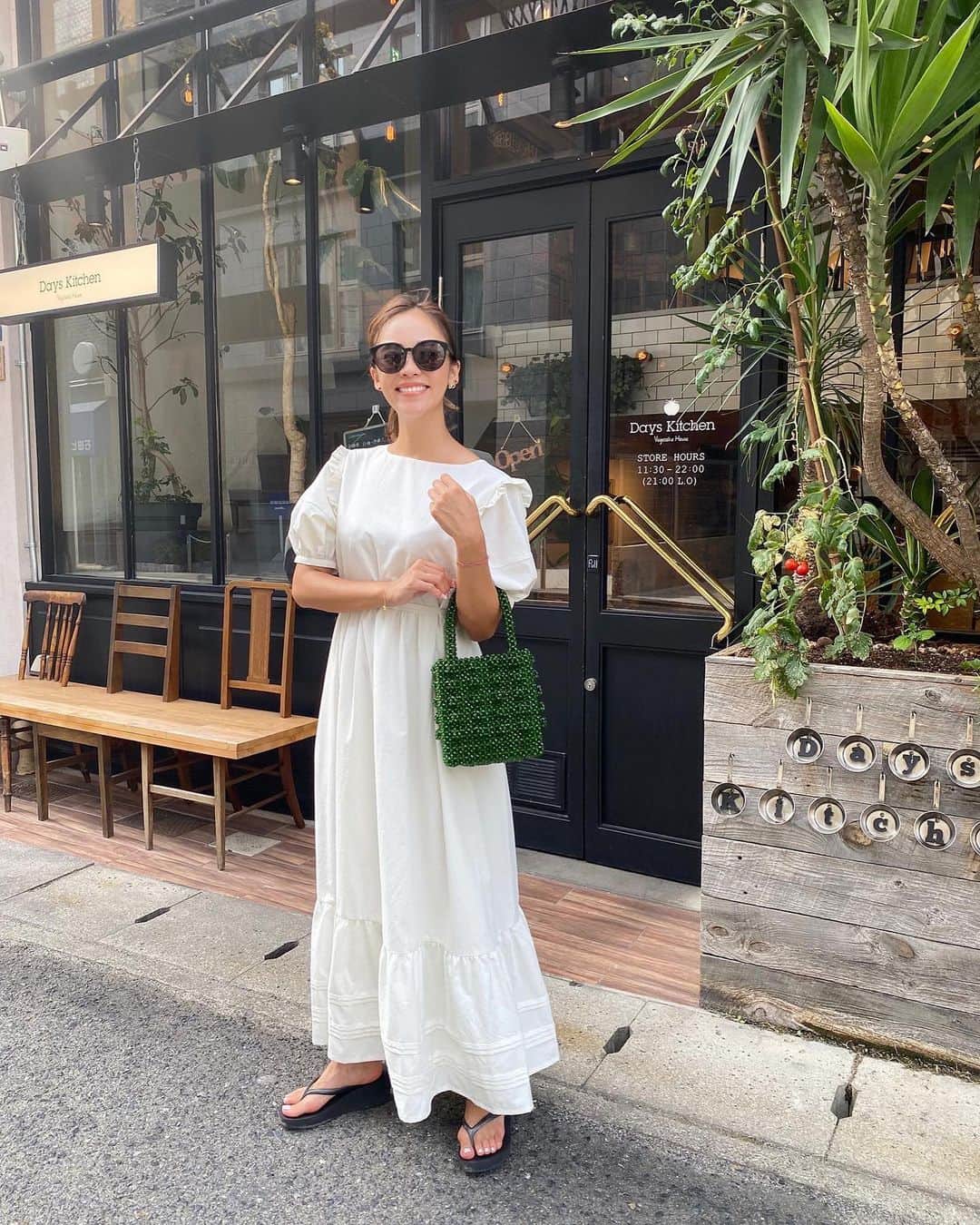 のインスタグラム：「焼けた肌に白ワンピを着たかった日🤍 日頃のランニングで焼けました🌞 ・ ・ ワンピースは新作で、前後逆どちらでも着れるもの♥︎ 首元がスッキリ見えるので、勝手に首スッキリワンピと呼んでいます🤫❤️笑 OP/// #rosymonster BAG/// #shrimps SANDALS/// #havaianas  EYEWEAR/// #saintlaurent  ・ ・ #ootd #fashion #coordinate」
