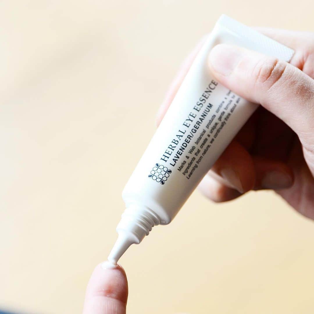 マークスアンドウェブさんのインスタグラム写真 - (マークスアンドウェブInstagram)「【朝晩のフェイスケア】﻿ 毎日の使用が欠かせない、マスク。マスクをしていると、マスク内の湿度は100％、﻿温度は体温と同じくらいの36～37℃の状態になっており、その環境下に肌がさら﻿されていると皮膚がふやけて、角質の水分が蒸発しやすい状態になるそうです。その条件下でマスクをはずすと、角質層内の水分も逃げてしまい、乾燥を感じやすくなることも。また、マスクの擦れによって角質が傷つき、バリア機能も低下してしまいます。マスクの摩擦により敏感な状態になっている肌へは、刺激にならないよう洗顔料をしっかりと泡立てて使用することが重要。また、低下したバリア機能を補うためには、乳液やクリームなどの油分を補うことも必要です。頬骨などのマスクの擦れが気になる部分には、アイエッセンスやバームなどで集中的にケアすることも肌を守る方法のひとつ。朝晩のケアにはしっかり保湿をして、肌をすこやかに保ちましょう。  #marksandweb #マークスアンドウェブ #フェイスケア #乾燥 #保湿 #洗う #潤す #ハーバルウォッシングフォーム　#バブルソープポーチ #ハーバルアイエッセンス #ハーバルフェイスエマルジョン #ハーバルフェイスクリーム #ハーバルモイスチャーフェイスクリーム #ハーバルリップアンドネイルバーム # face care #dry #moisturizing #wash # face washingfoam #bubblesoappouch #eyeessence #faceemulsion #facecream #moisturefacecream #lipandnailbalm」8月6日 18時38分 - marksandweb