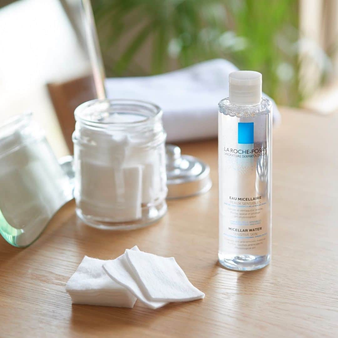 LA ROCHE-POSAY JAPAN ラロッシュポゼのインスタグラム：「＼数量限定 ミセラークレンジング ウォーター キット発売／ . #ミセラークレンジング ウォーター　は 敏感肌に大切な肌のバリア機能を考えて開発された ふき取りタイプのメイク落としです。 . 肌をやわらげ、肌の機能をサポートする ラ ロッシュ ポゼ ターマルウォーター（整肌成分）配合で、 ふき取り後もしっとりと心地よい肌に導きます。 いつでもどこでも簡単にメイクが落とせるのが嬉しいポイントですね🌿 . 今ならお値段そのままでもう1本ついてくるお得なキットが数量限定で登場✨ この機会にぜひお試しくださいね！ . ミセラークレンジング ウォーター キット 200mL+200mL 2,860円(税込) #ラロッシュポゼ #larocheposay　#乾燥肌 #敏感肌 #敏感肌対策 #スキンケア #低刺激 #敏感肌コスメ #保湿対策 #保湿ケア #乾燥対策 #基礎化粧品 #コスメ好きさんと繋がりたい #コスメ紹介 #コスメ好き #ツヤ肌 #クレンジング #美肌レシピ #美肌作り #肌荒れ改善 #素肌感 #素肌美人 #素肌美 #シートマスク #スキンケアマニア #肌メンテナンス #肌断食 #デイリースキンケア #敏感肌スキンケア」