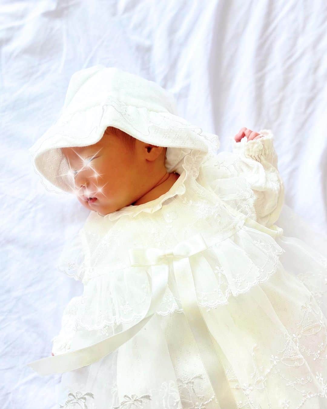 小林真由のインスタグラム：「先日、予定日より少し早めに元気な男の子を出産しました👶🏼﻿ ﻿ 出産はやっぱり奇跡の連続😭﻿ このような状況の中で無事生まれてきてくれた事に﻿ より感謝の気持ちでいっぱいです。﻿ 強い子になって欲しい！﻿ ﻿ 二人育児頑張ります💪🏻﻿ これからもよろしくお願いします😊﻿ ﻿ ﻿ #セレモニードレス﻿ #ミキハウス﻿ #帽子のかぶり方の正解がわからない🙈﻿ #出産 #男の子ベビー #ベビー #新生児 #二児の母 #newborn」