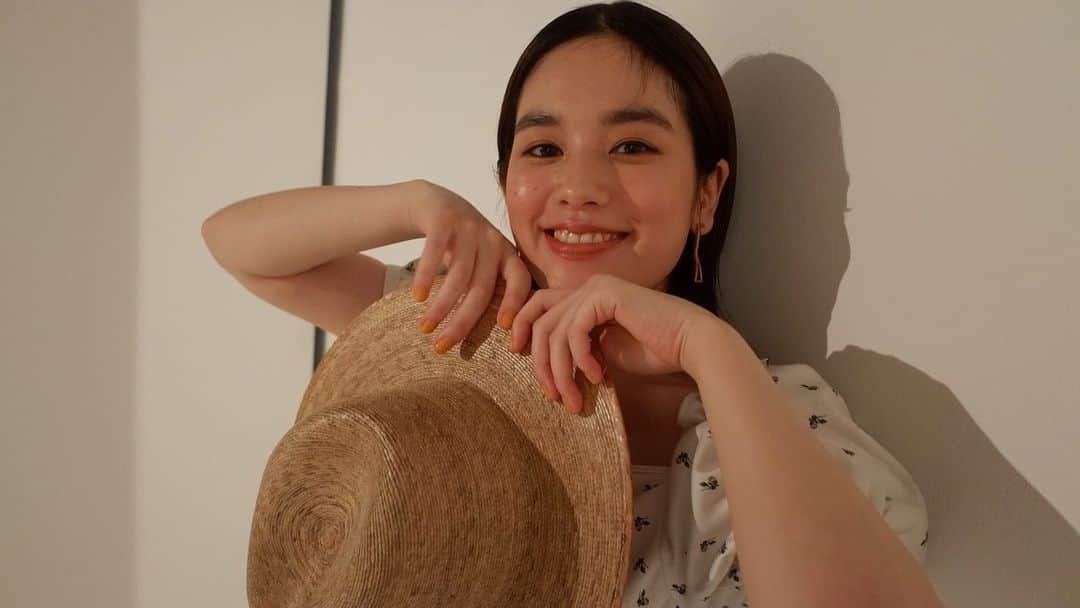 筧美和子さんのインスタグラム写真 - (筧美和子Instagram)「今月の　@shethree_magazine  にて「真夏のみーこ大解剖☀︎」という企画をやっていただきました！ 私のおうち時間の過ごし方からスキンケアやインタビューまで盛りだくさんです。誌面のイラストまで描かせていただいてとてもとてもとてーも楽しかった💛 是非ご覧くださいー✌︎」8月6日 18時43分 - miwakokakei