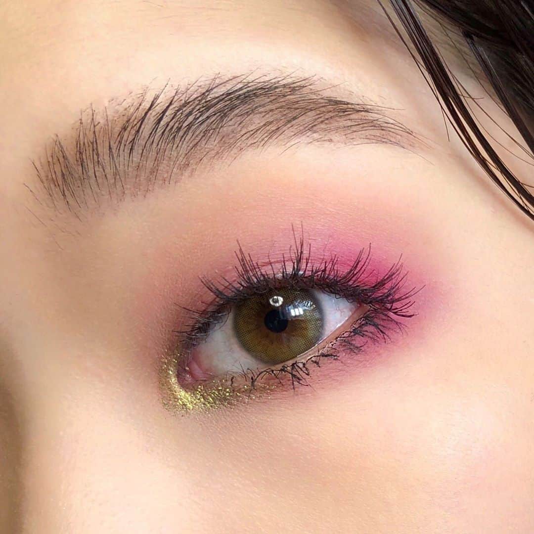 M∙A∙C Cosmetics Japanのインスタグラム：「マットな「パウダー キス」シリーズと、煌びやかな「ダズルシャドウ」シリーズを組み合わせた、力強くも色っぽいアイメイク💎 ㅤ テクニックいらずで、ナチュラルな立体感を✨ ㅤ 【使用製品】 EYES: ☑︎パウダー キス アイシャドウ / ライプンド  ☑︎パウダー キス アイシャドウ / レンズ ブラー ☑︎ダズルシャドウ エクストリーム / ジョワ ドゥ グリッツ ㅤㅤ 【公式オンラインショップ限定特典】 🆕 お好きなM･A･Cアイシャドウもしくはアイベースを含む税込5,500円以上ご購入で、マスカラのサンプル(1g)をプレゼント！ ※なくなり次第終了 ☑︎初回ご購入のお客様へ10% OFFクーポンをプレゼント （クーポンコードwelcome） ㅤ #MACPowderKiss #MACパウダーキス#MACDazzleShadow #macダズルシャドウ #MACCosmeticsJapan #MACCosmetics #MAC #MACコスメ #マックコスメ #コスメ#コスメ紹介#コスメ好き#コスメレポ #化粧品 #デパコス #コスメ部 #コスメマニア #メイク好き#メイク道具#美容大好き#美容好き#メイクプロセス#トレンドメイク#夏メイク#メイクテク#アイメイク#アイシャドウ #キラキラメイク #マット#一重メイク」