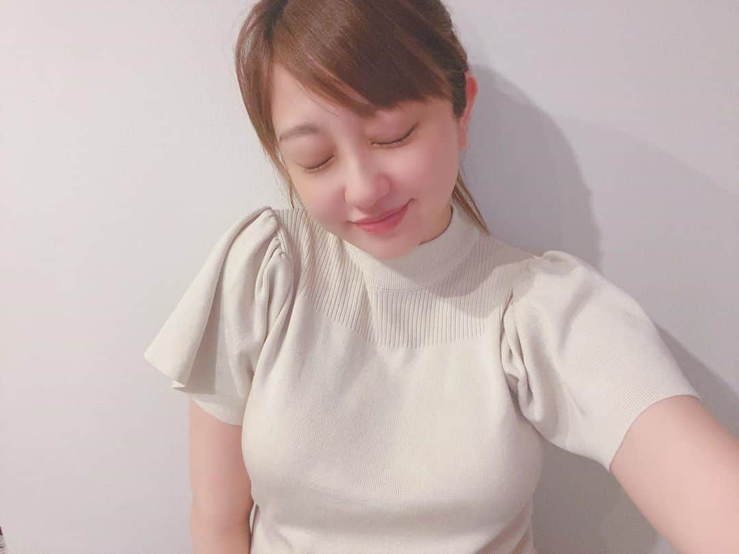 菊地亜美さんのインスタグラム写真 - (菊地亜美Instagram)「. 肩のフレアが可愛くて毎年こういうのばっかり集めちゃう🥳💭 これは @fifth_store のnewトップス🍃 こういうニットだとオールシーズン着れるから大好き🤎 . 全然関係ないけど、今年あと4ヶ月って早すぎてびっくり😳‼️ 今年ほどステイホームしてる年ないわ😳🏠‼️ . #ootd #coordinate #fifth #fifthtl #フィフス #フレアショルダーボトルネックニット #フェミニン #サマーニット #ニットコーデ #160cm以上コーデ」8月6日 18時48分 - amikikuchi0905