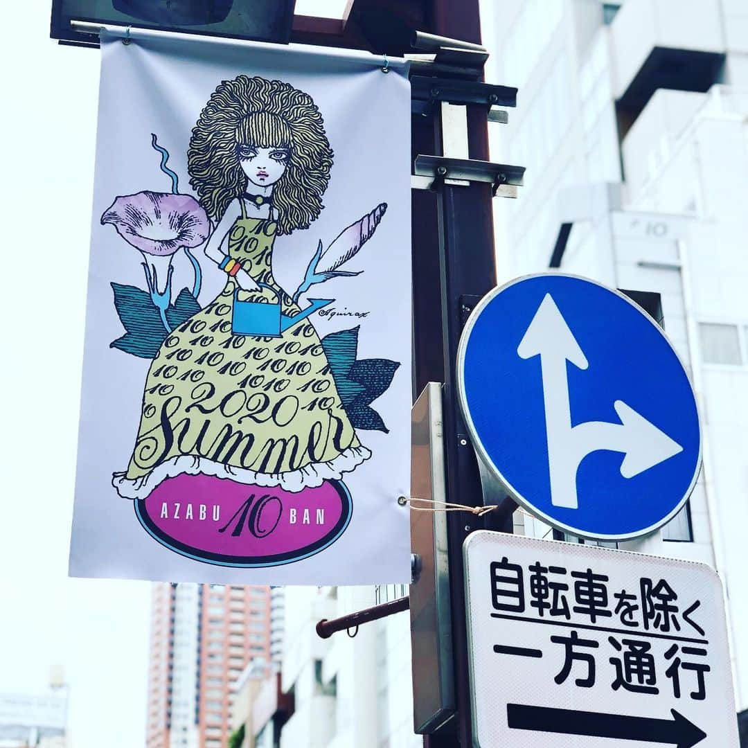 岡田育さんのインスタグラム写真 - (岡田育Instagram)「Aquirax Uno, one of my favorite illustrators, keeps drawing new graphics every summer for this town Azabu Jūban. . 今年の麻布十番子ちゃんもかわいいな。 . #azabujuban #azabujubanfestival #azabu10ban #aquiraxuno #宇野亞喜良 #onewaysign #tokyo #japan #streetphotography」8月6日 18時52分 - okadaic