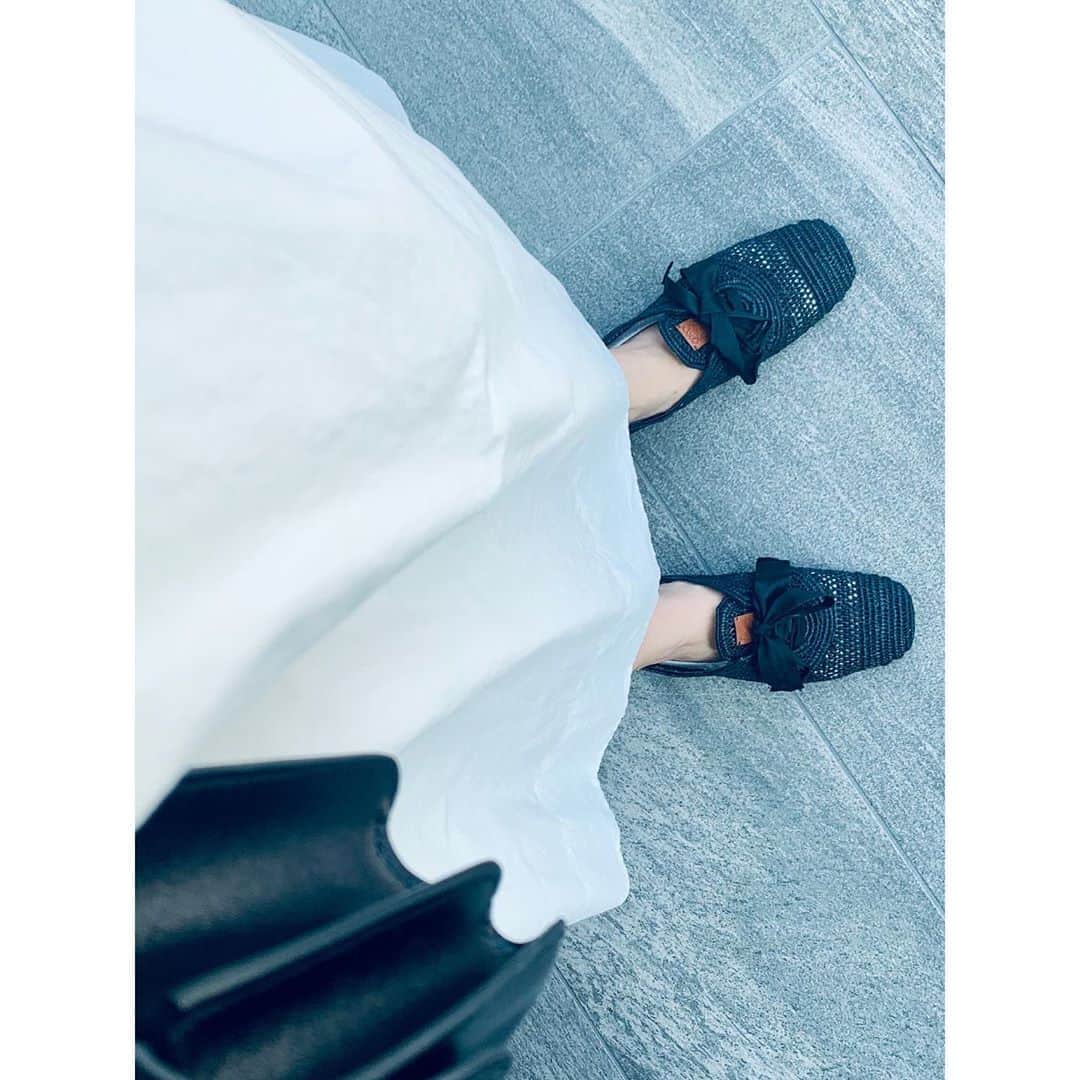 のインスタグラム：「🥿 何が痛いんですか？ ってたくさんDM頂いた この可愛い靴… ラフィアで擦れるんです😭 でもスニーカー用の深めのソックス履いたら 今日は大丈夫でした🙆🏻‍♀️ しかも右足だけ痛いので 私の足のせいかも疑惑🙄 @loewe」
