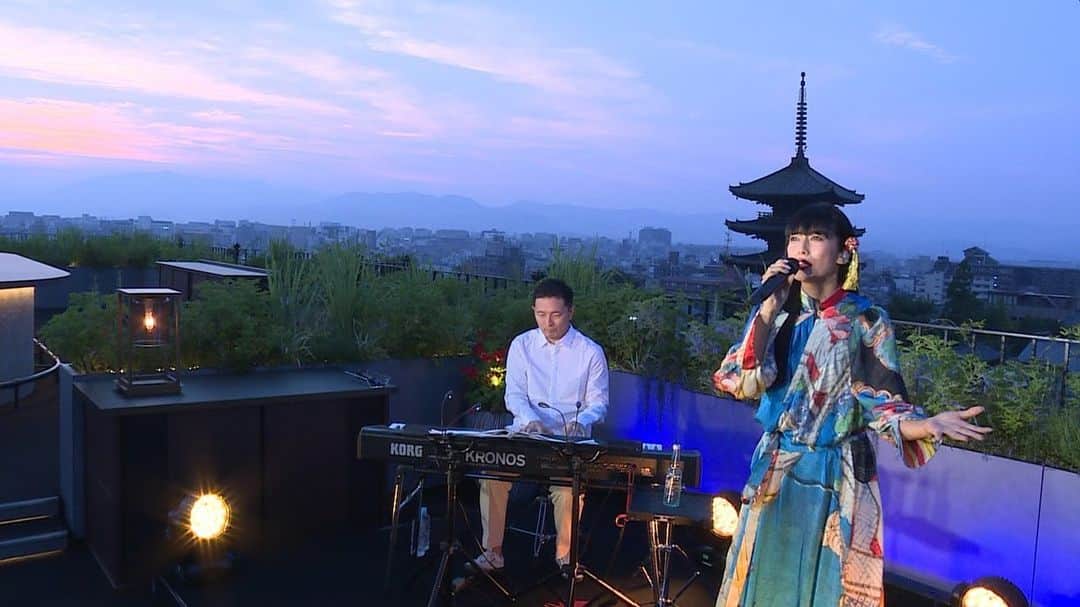 吉田拓巳のインスタグラム：「柴咲コウさん初のライブ配信をプロデュースさせて頂きました！﻿ 京都の情緒ある景色の中に特設ステージを組みリアルタイムにパフォーマンスの模様を配信しました。﻿ どういうコンテンツがオンライン配信として価値を出せるのか試行錯誤の結果、今回は屋外でありながら生中継というかなりチャレンジングでしたが無事に終演しました！﻿ https://news.yahoo.co.jp/articles/e3f062a14ff6a5dabbd4f74fcdd6b677a0beb9e5﻿ ﻿ 夕日が沈む借景と柴咲コウさんの歌声がなんとも幻想的で想像を超えた演出になりました！﻿ チャレンジさせて頂いた、柴咲さん始めスタッフの皆さんに本当に感謝です！！﻿ ﻿ YouTubeでは前半の2曲のアーカイブをご覧頂けます！（既に10万回以上再生されています。）﻿ https://youtu.be/tIwBtLKSm1Y﻿ そして、約90分間のフルバージョンは8月10日より、NTT ドコモ「新体感ライブ CONNECTTM」においてアーカイブ視聴できますので是非ご覧ください！！﻿ https://shintaikan.live﻿ ﻿ #DRESSTHEKO #柴咲コウ」