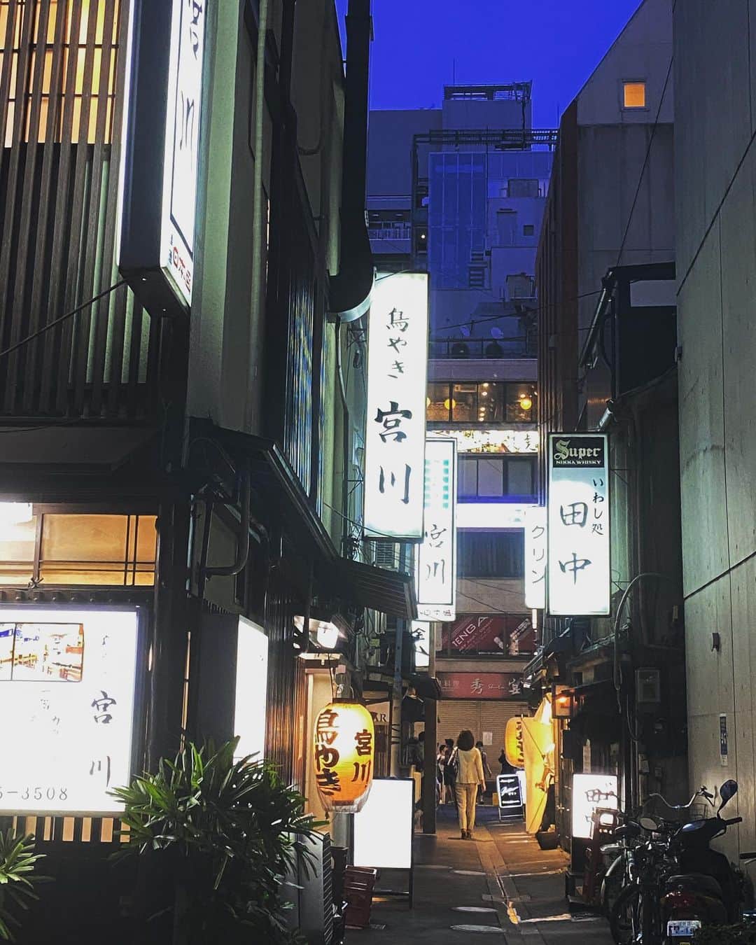 本間昭光のインスタグラム：「こんな感じの路地が大好物」