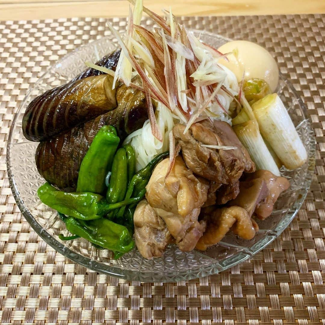 シュネルさんのインスタグラム写真 - (シュネルInstagram)「『具沢山そうめん』﻿ ﻿ ﻿ ■材料﻿ そうめん150g﻿ ナス2本﻿ ししとう6本﻿ ミョウガ2個﻿ とり肉100g﻿ 長ネギ1本﻿ たまご1個﻿ ﻿ ﻿ ﻿ つけダレ ①醤油大さじ1﻿ ②みりん少々﻿ ②めんつゆ100ml﻿ ②水400ml﻿ ②砂糖こさじ1﻿ ②すりしょうが﻿ ﻿ ﻿ 1.とり肉、ナス、長ネギを食べやすい大きさにきる。﻿ （ナスには隠し包丁をいれる）﻿ ﻿   2.フライパンに油をしきとり肉を炒める。﻿ とり肉が炒まったらネギ、ししとうをいれて焦げ目がつくまで炒める。﻿ （焦げ目ができたや野菜は一旦よける）﻿ ﻿  3.フライパンにあるとり肉に①とナスをいれて軽食いためる﻿ 3分ほど炒めたら②を入れて蓋をして沸騰させる﻿ （この間にそうめん、茹で卵を作っておく）﻿ ﻿  4.沸騰したら取り出しといたネギ、ししとう、茹で卵を入れて冷めるまでおいとく﻿ ﻿  5.それぞれ盛り付けてミョウガを載せたら完成﻿  ﻿ #food #料理 #おうちごはん #レシピ #シュネルキッチン﻿ ﻿ ﻿ ﻿ ﻿ ﻿」8月6日 18時57分 - schnell_solidemo