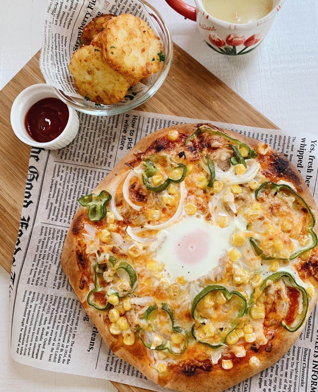 のインスタグラム：「♡︎ʾʾ 夏休みの息子ごはんは 久しぶりのピザ作り🍕 . 数え切れないくらい作ってるけど 綺麗な丸い生地は作れず🤣 これはこれで 手作り感があっていいと言うことで♡(ポジティブ💪✨w) . . 焼いてる途中で卵を落として 再度オーブンへ🍳 たまごもいい感じの焼き具合♡ . . #ピザ作り #ピザ #ピザ生地  #クックパッド#cookpad#pizza#おうちごはん#おうちカフェ #夏休みごはん #キッズランチ#息子ごはん#ランチ#lunch#kidslunch#デリスタグラマー #マルマル丸顔ごはん」