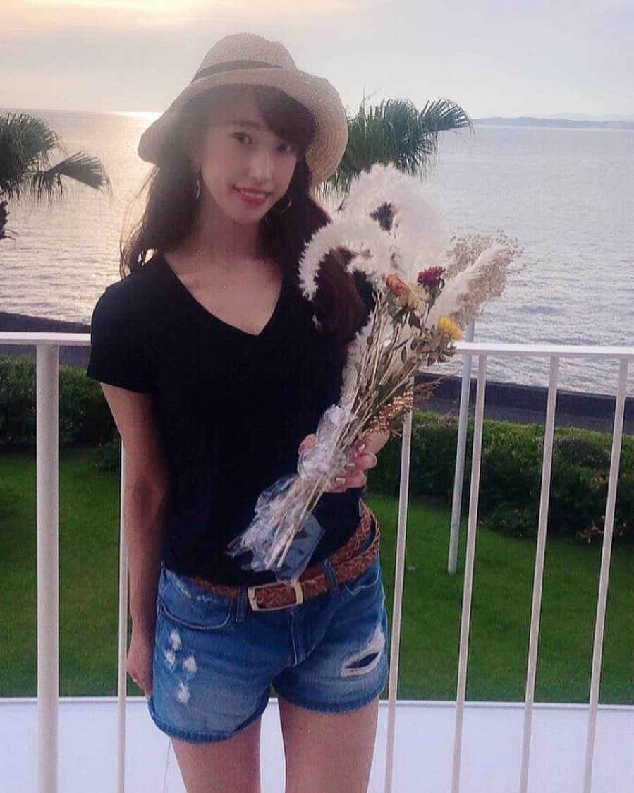 近藤夏奈のインスタグラム：「明日も午後5時から午後7時🕔﻿ ウメダfmbehappy789 『Be Sports! Friday』🧘‍♀️🌈﻿ 2時間生放送です🗣﻿ 私のストーリーからも聴いてもらえます◎﻿ ﻿ ﻿ ﻿ 明日のメッセージテーマは﻿ 『暑さ対策グッズ』です😳🌴﻿ あなたの、暑い夏をのりきるためのアイテム💡﻿ 教えて下さい💌﻿ ﻿ ﻿ ﻿ 沢山のメッセージ、曲のリクエスト﻿ おまちしております🙋‍♀️💖﻿ ﻿ 🏃‍♂️番組名『Be Sports! Friday』を選択してね!  #ウメダfm #ウメダfmbehappy789#梅田  #ラジオパーソナリティー」