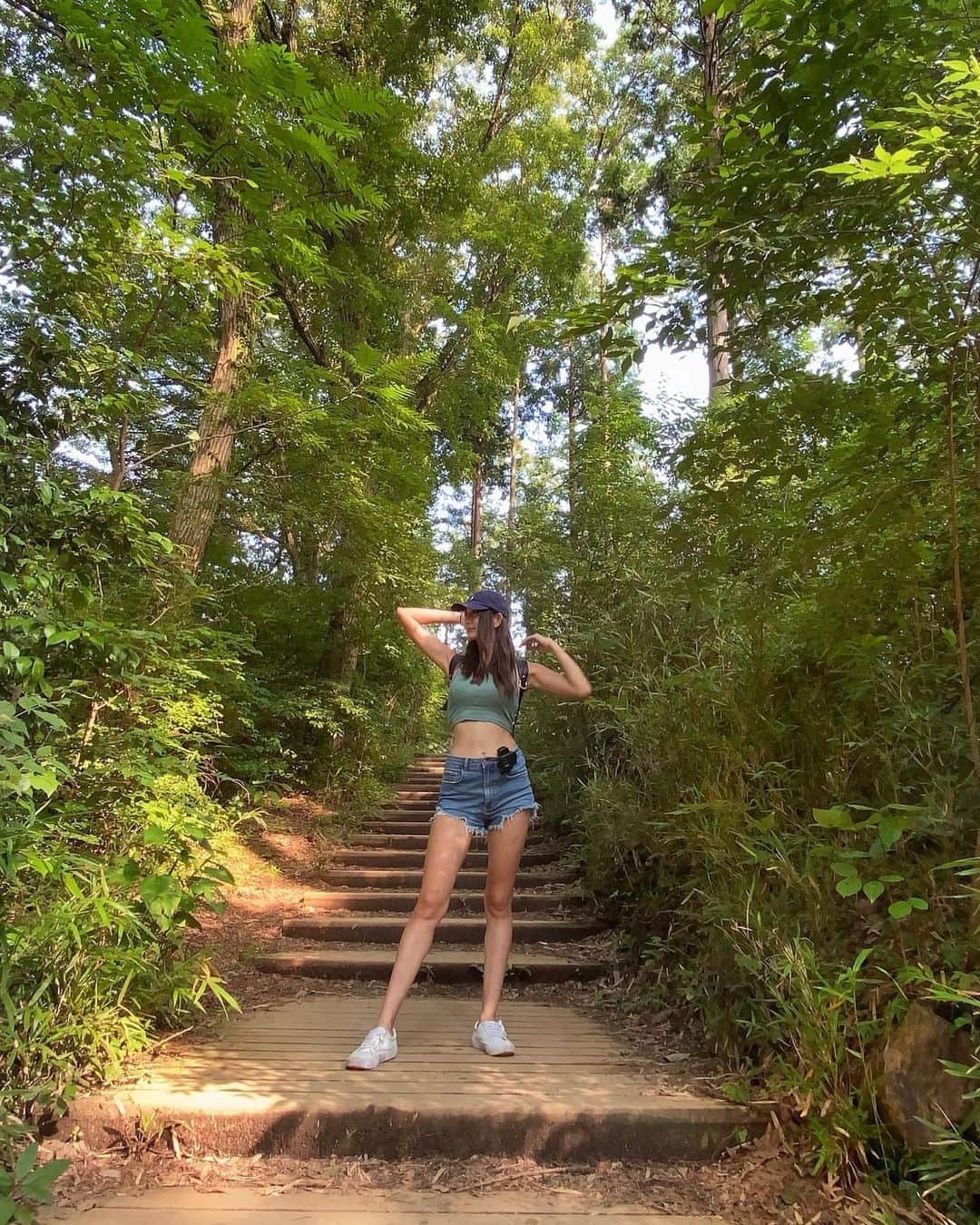 のインスタグラム：「🌿 . Love the life you live. Live the life you love. . 自然の中にいるといつも本当に大切なことを思い出せる。 なんかこの感情ってうまく詳しく言えないんだけど 海では世界の広さを、山では自然への感謝を感じる💭 何歳なっても忘れたくない私の人生で1番大切なこと🌎💎 . . #高尾山 #登山 #稲荷山コース #自然 #だいすき #アクティブ #緑 #夏 #2020 #love #nature #savetheearth #mountain #japan #summer #activeliving」