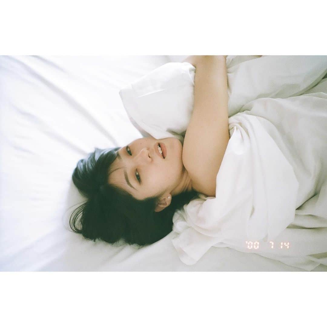 兎丸愛美のインスタグラム：「昨日は心身ともにほんとうにつかれていて、夜はとんかつをおなかいっぱいたべて、ひさしぶりに化粧をしたまま寝落ちしてしまった。起きた直後は「またやってしまった」と絶望しちゃったけど、朝日がきれいに差し込んでいるのをみたらすぐに明るくなった。希望の光だ。まだおなかいっぱいでくるしい」